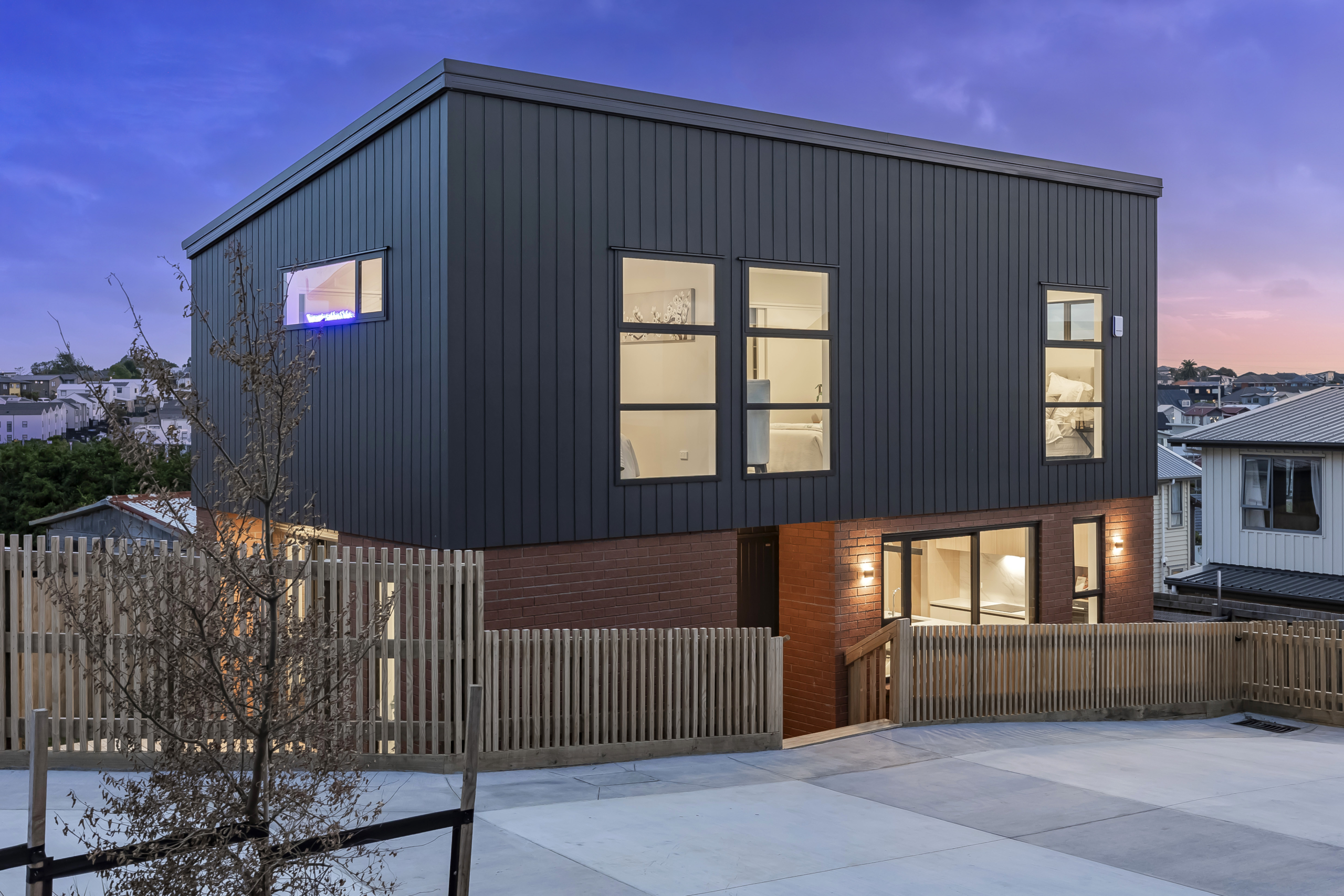 133517102__1738539565-137028-14RosemanAvenue06 Standalone with Convenience