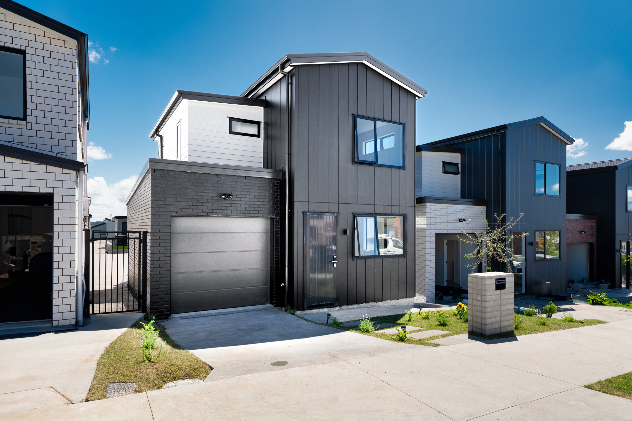136631755__1740112145-175270-EXTERIOR-2 Modern & Convenience in East Coast Heights!