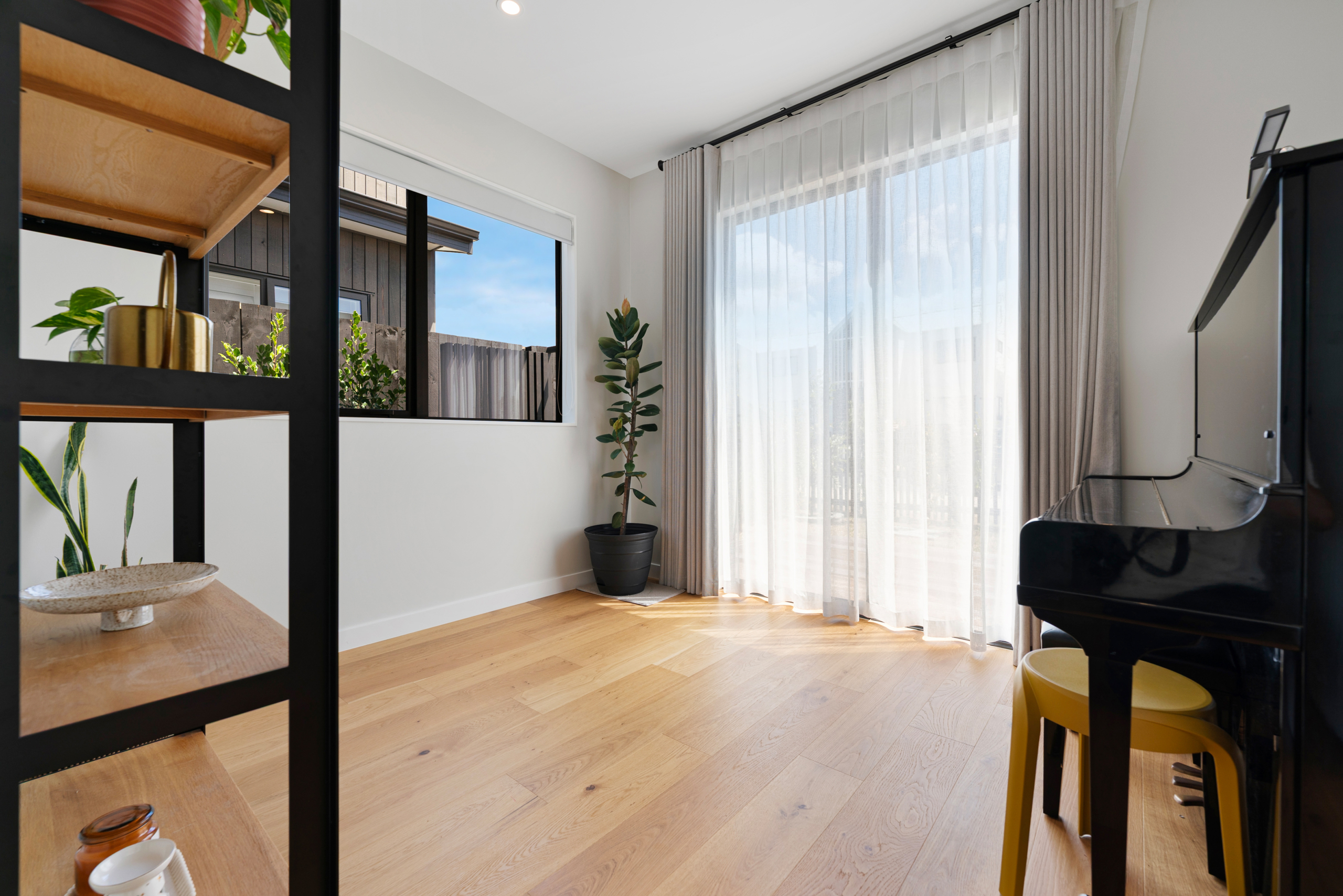 137095568__1740518081-104398-Final-4 Must Sell – Motivated vendors move to overseas