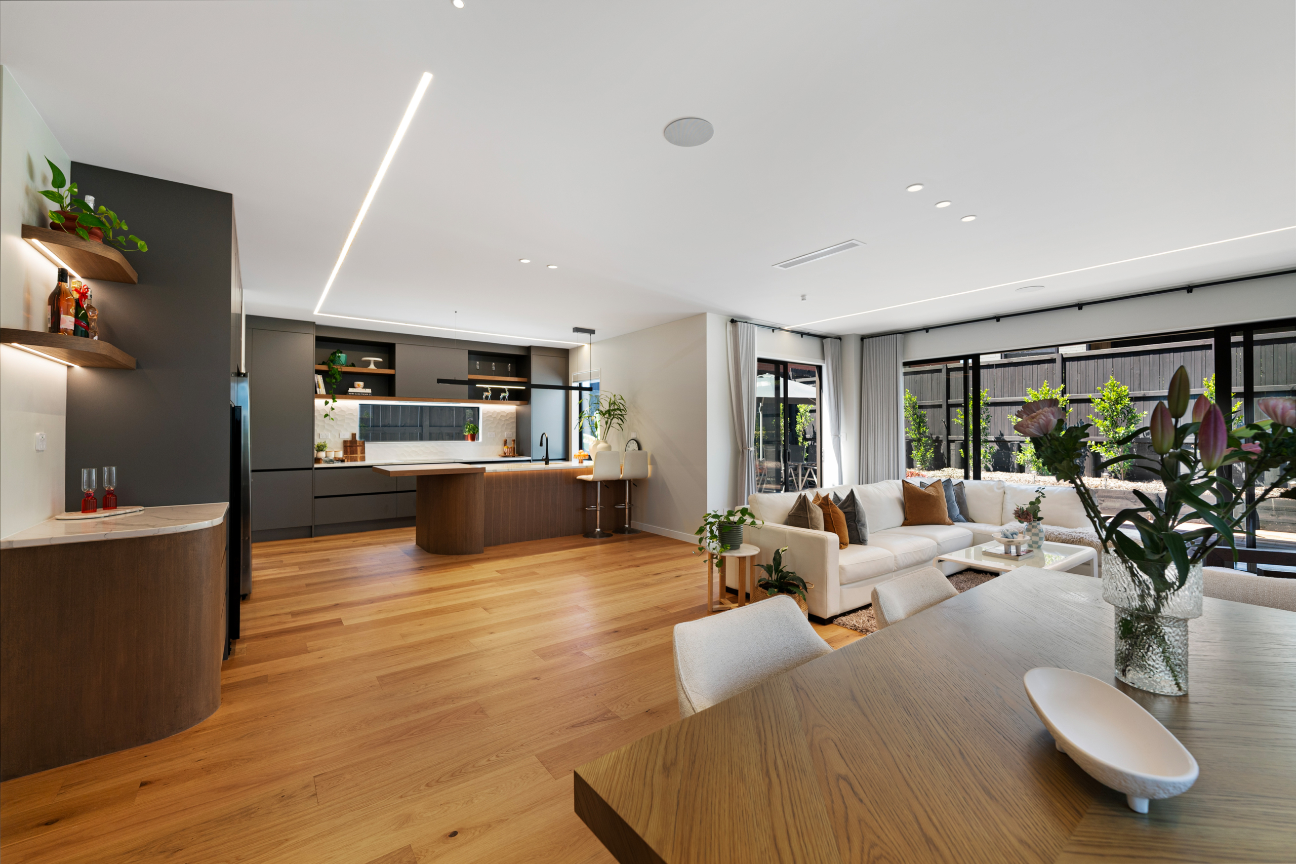 137095660__1740518095-115492-Final-28 Must Sell – Motivated vendors move to overseas