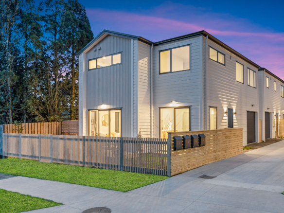 BRAND NEW & STANDALONE WITH FREEHOLD TITLE !!