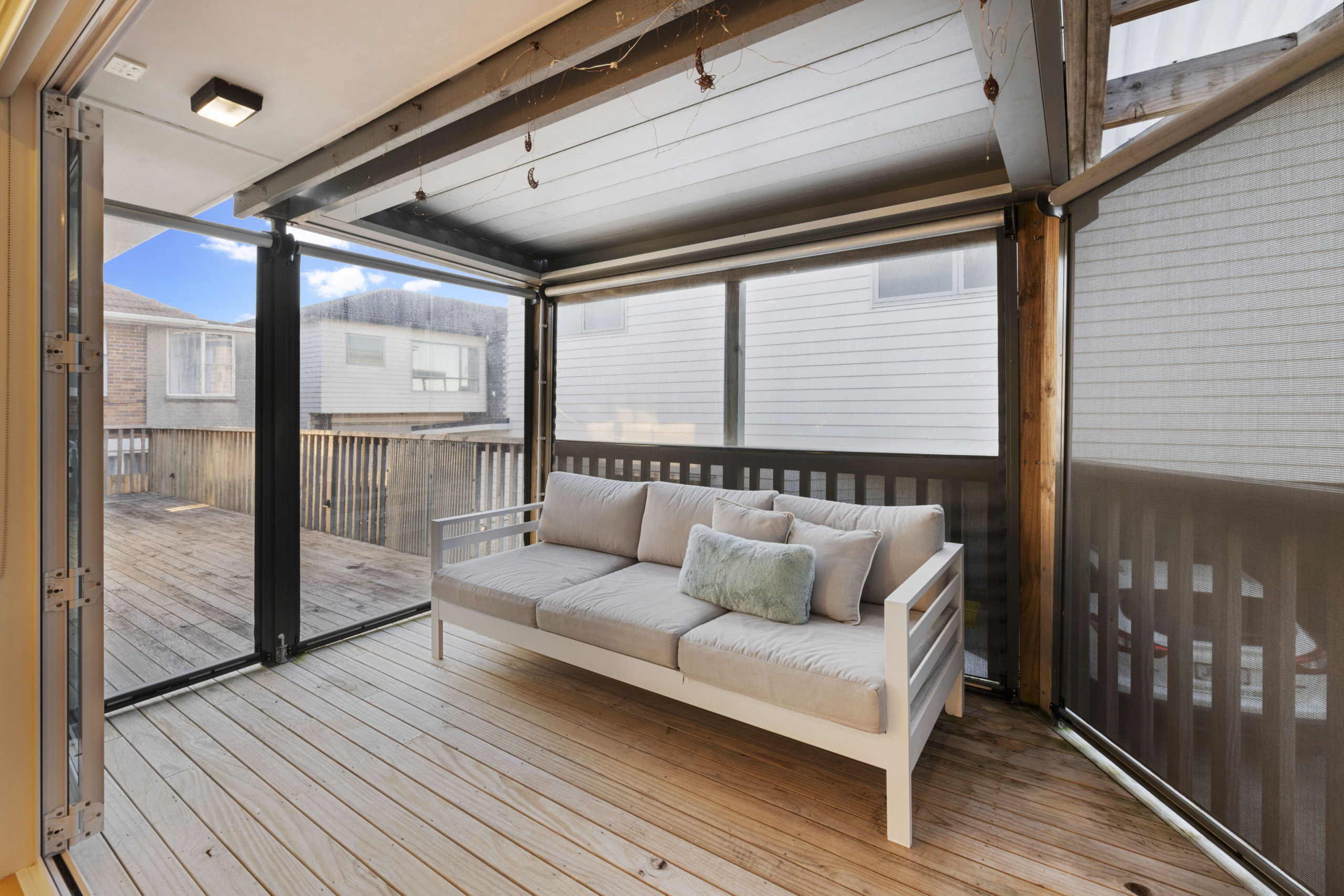 99244631__1721021547-94266-006 Where space and practicality meet convenience
