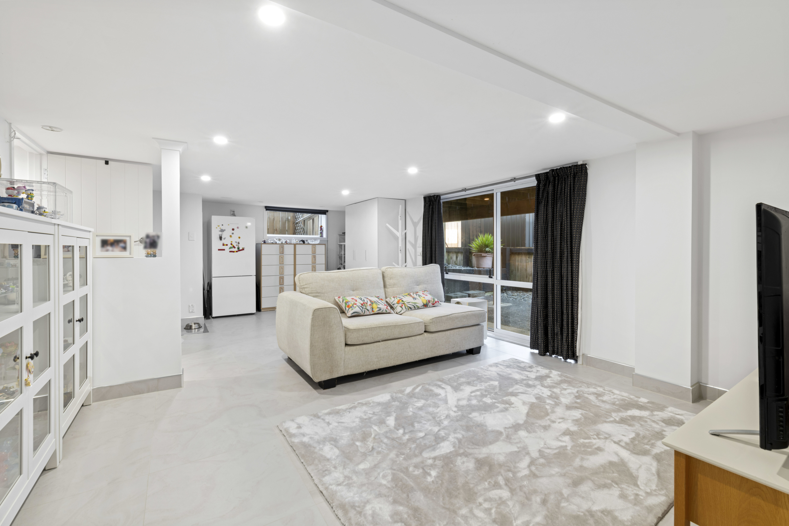 99244675__1721021565-84042-016 Where space and practicality meet convenience
