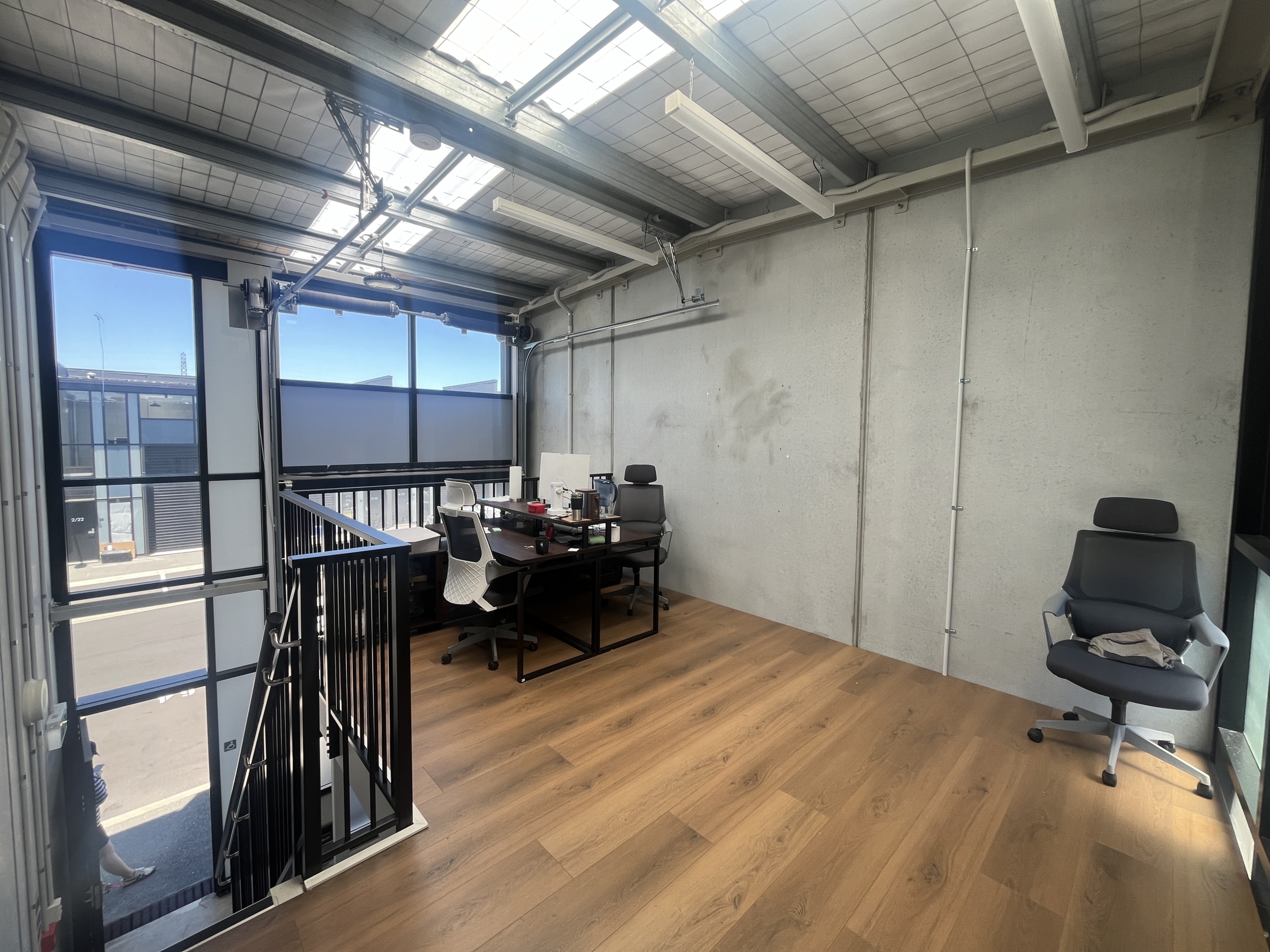 Warehouse unit with 2 carparks