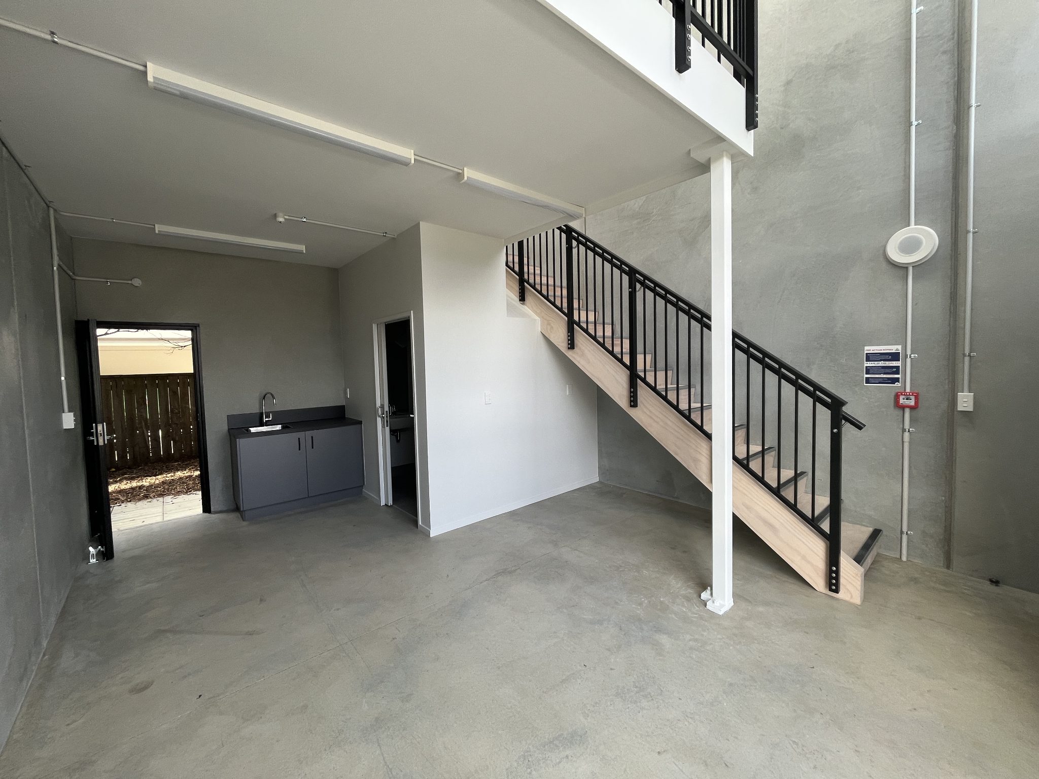 Warehouse unit with 2 carparks