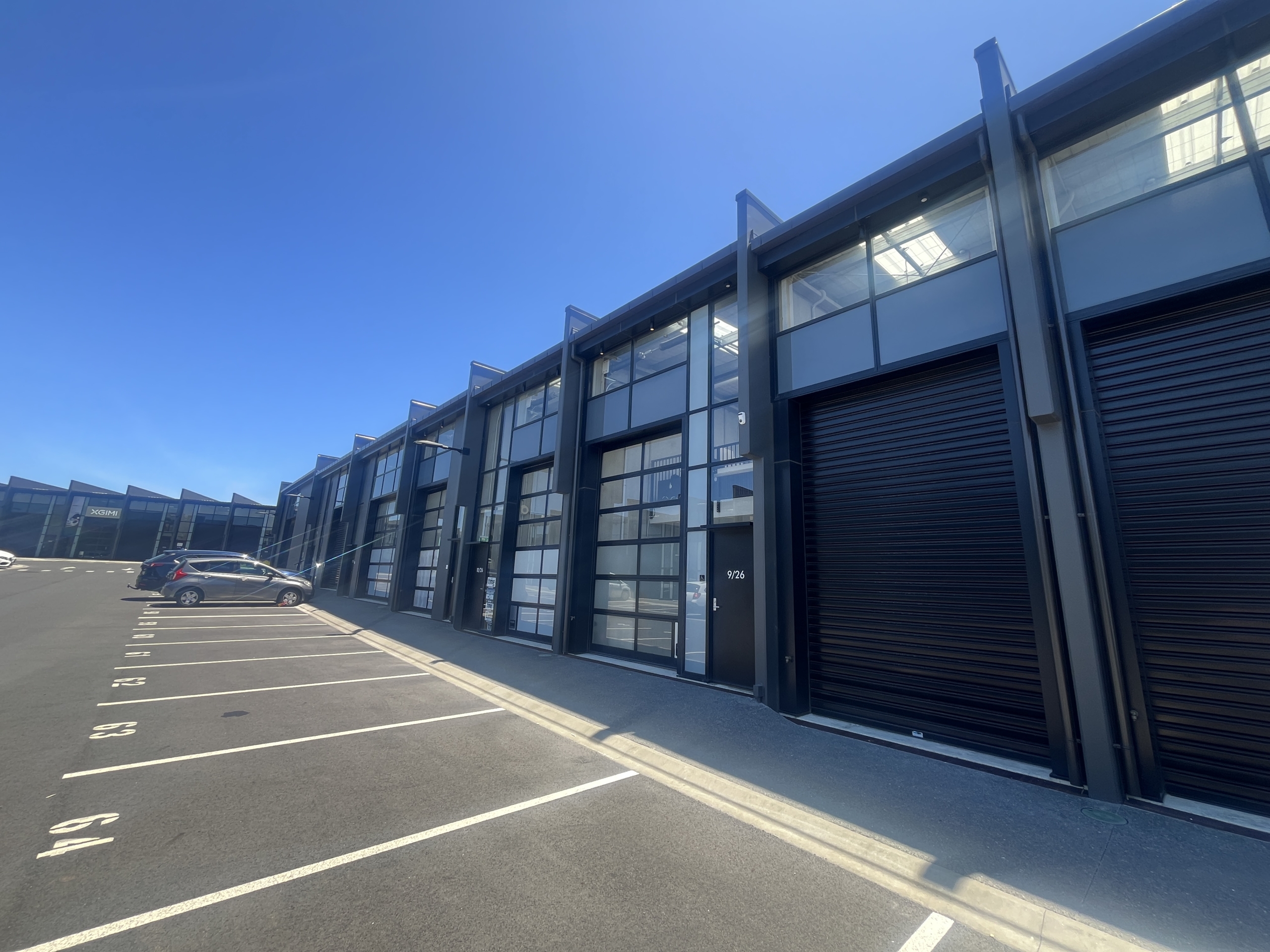 Warehouse unit with 2 carparks