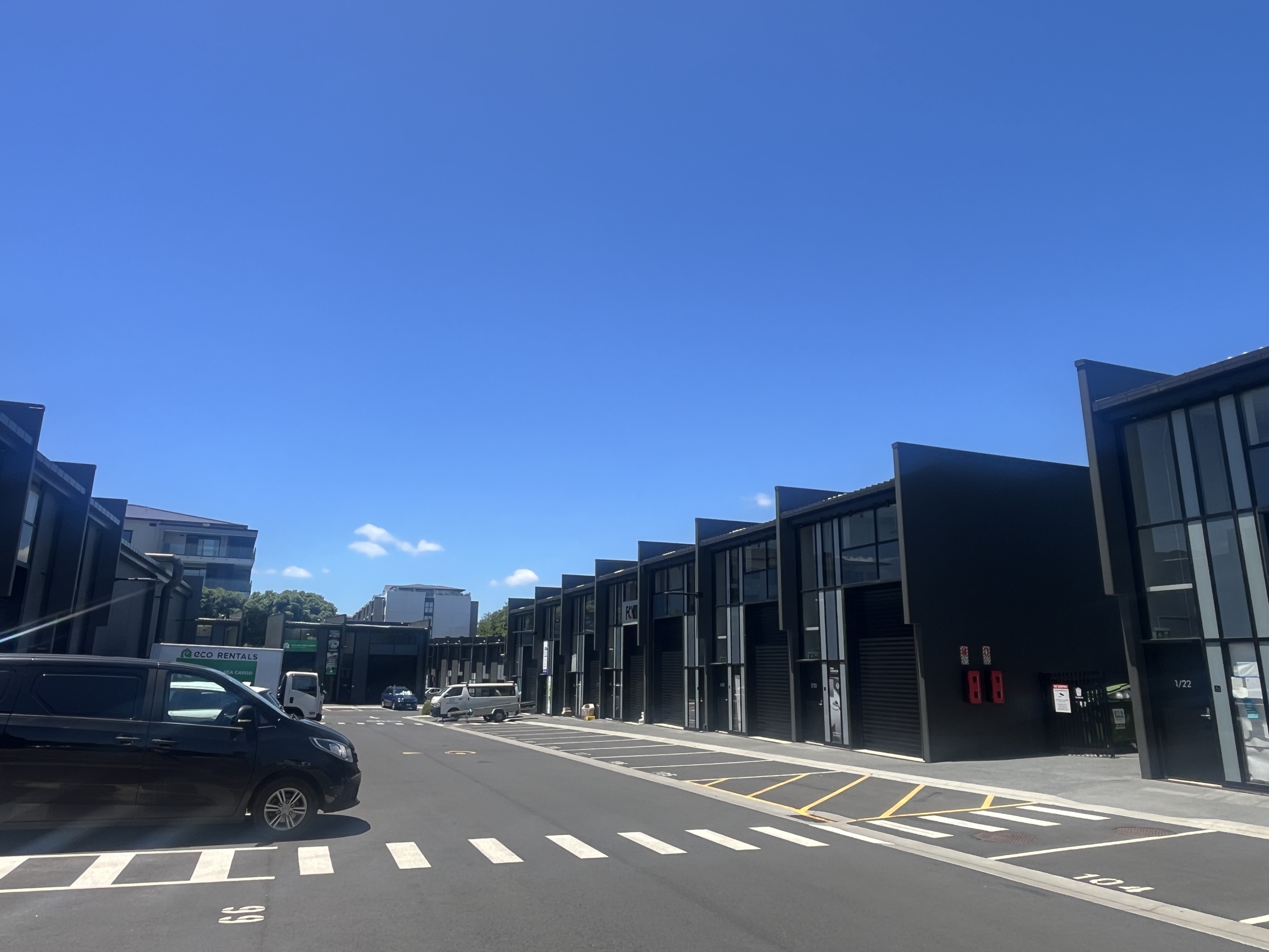 Warehouse unit with 2 carparks