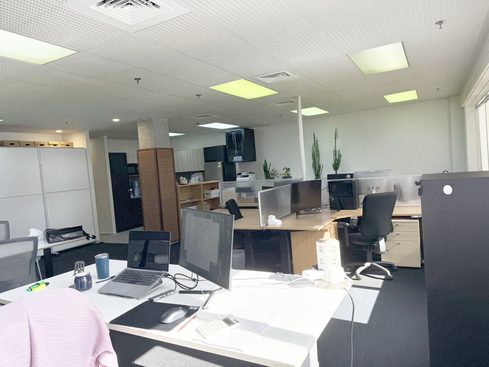 146384444__1746422191-69575-03 Prime Location + Prime Office