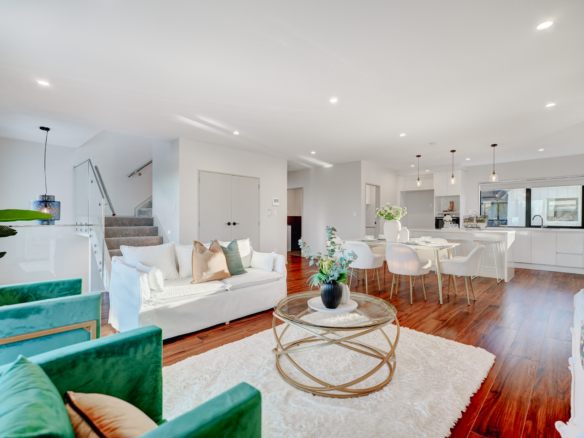 Prestigious New Lynn Residence !!