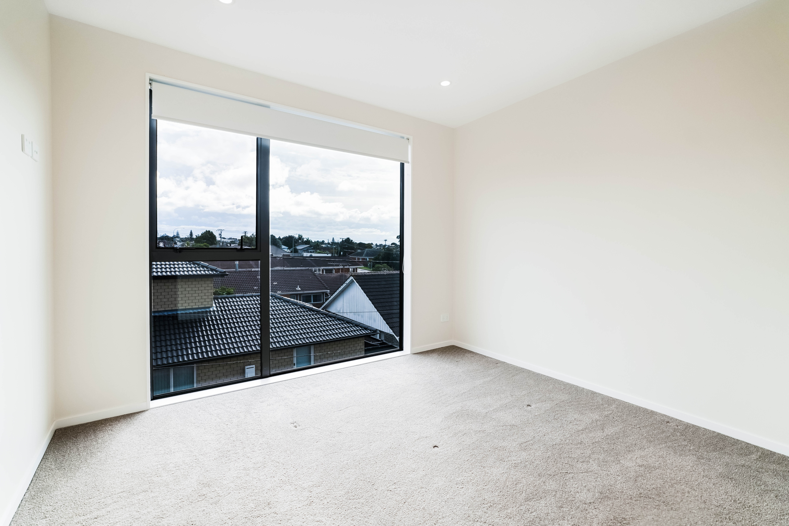 Modern 3 Bed + Study Freehold + Garage