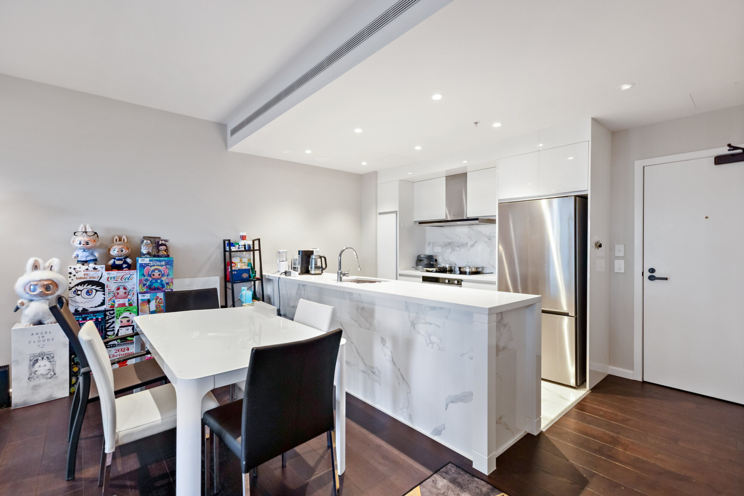 165917434__1759280273-53427-02 Stylish Inner with Harbour Lifestyle