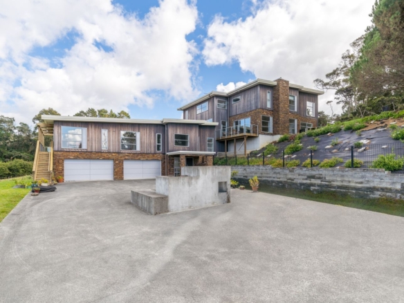 Luxury Lifestyle Estate with Private Bushwalk