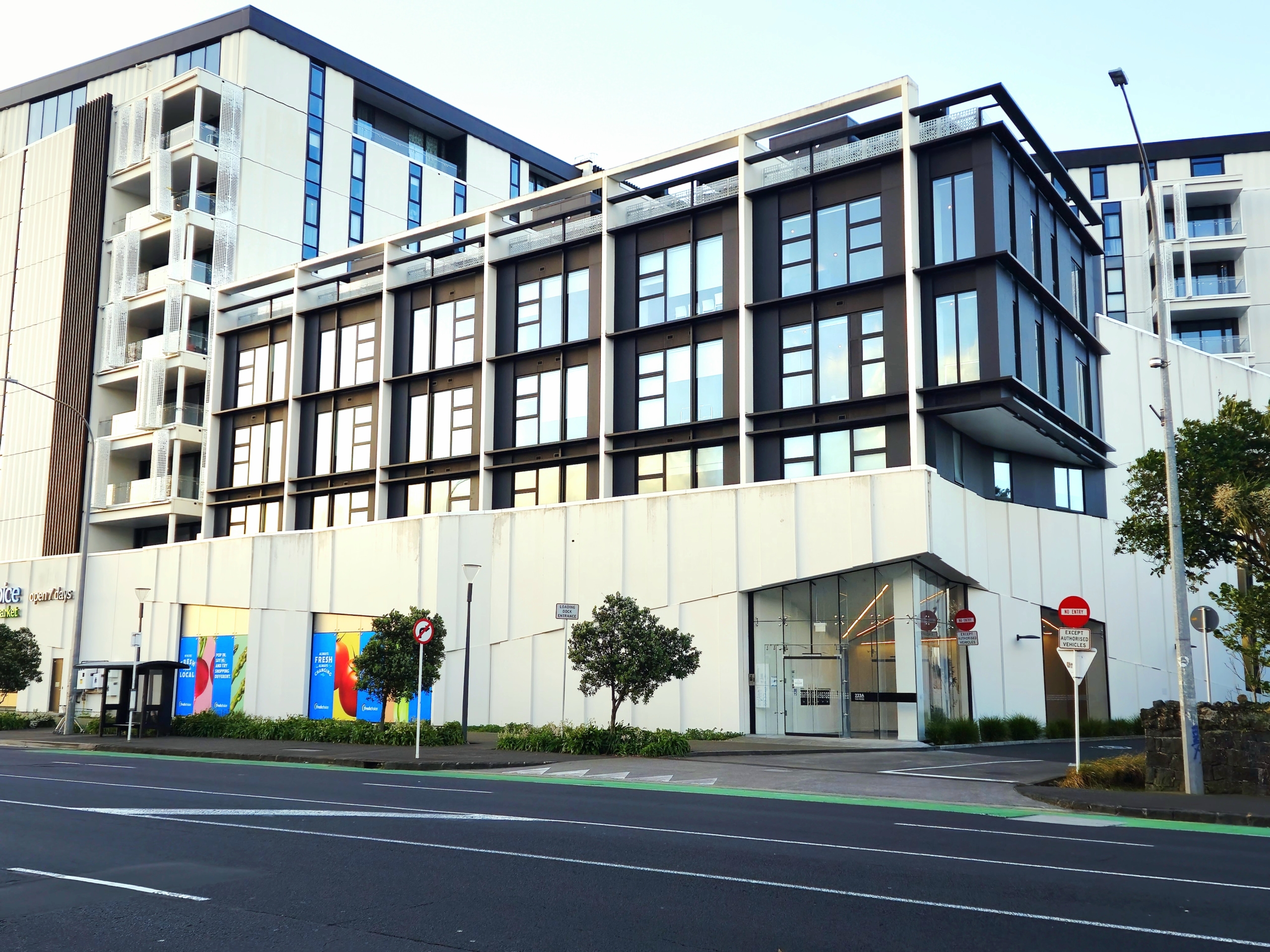 173219523__1762313910-68473-f127cc3738a27fe320f644de6e38e756 DGZ Luxury Apartment with private rooftop garden