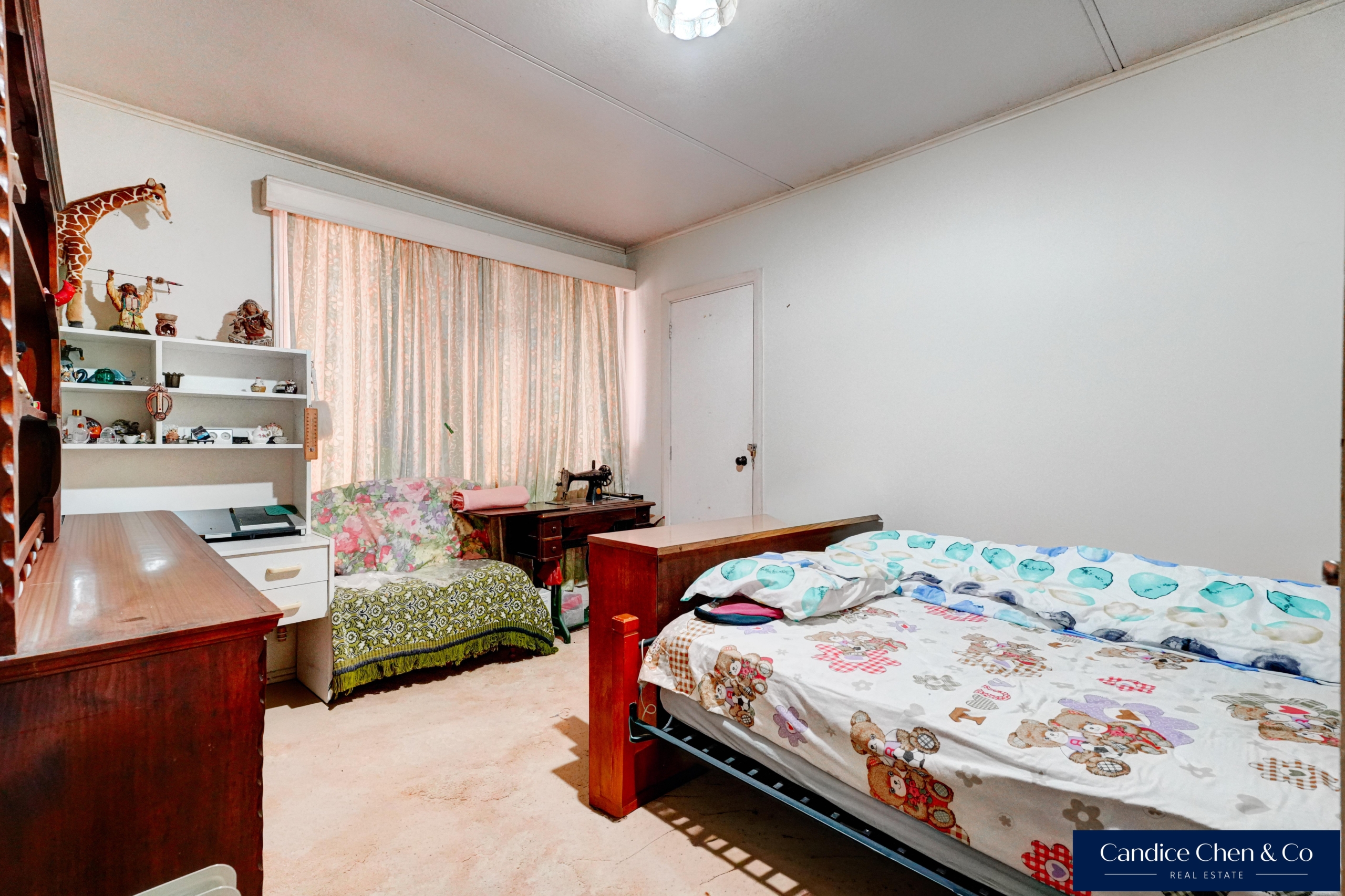 168053953__1763948861-168053953__1760493845-65676-INTERIOR-NEW-3 Overseas Vendor Motivated – Must Sell!