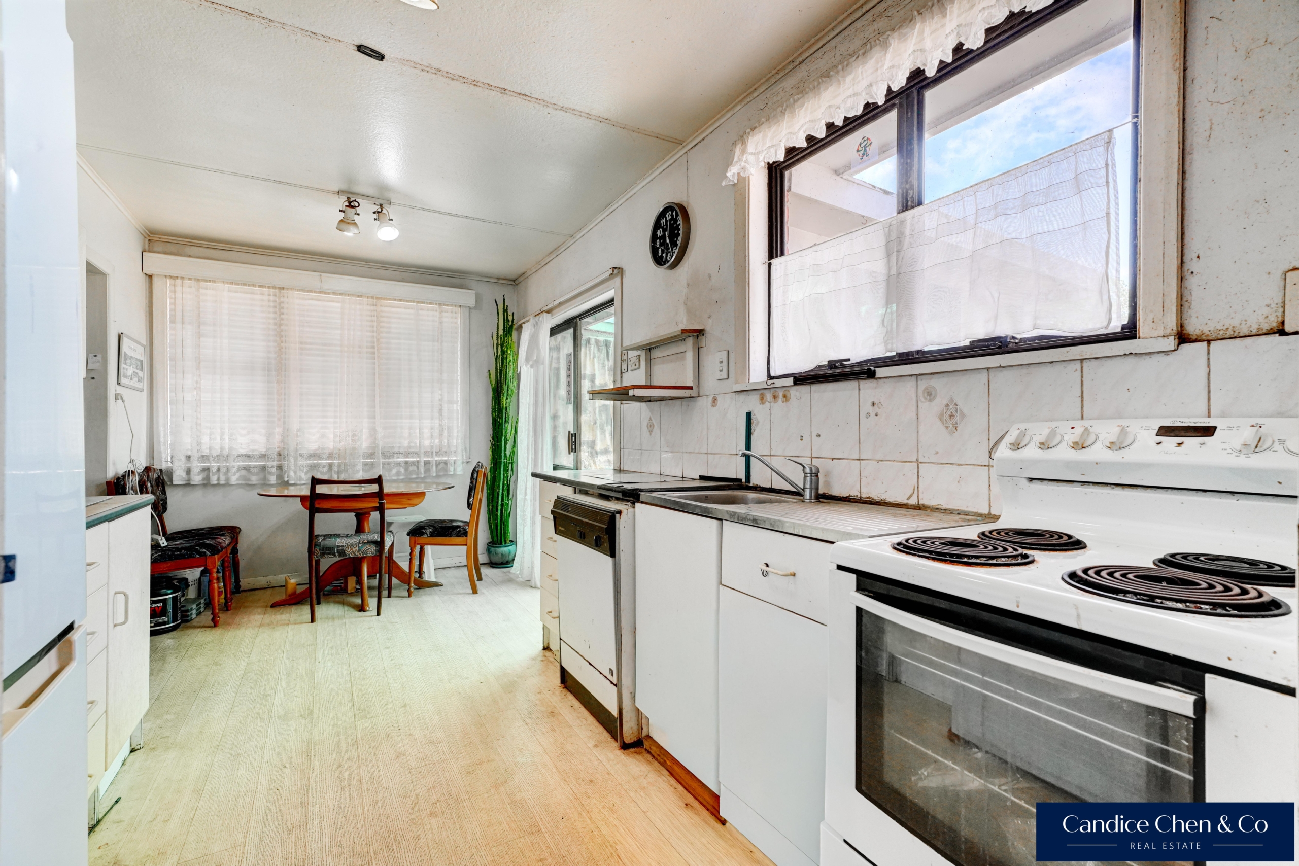 168053962__1763948861-168053962__1760493851-65706-INTERIOR-NEW-6 Overseas Vendor Motivated – Must Sell!