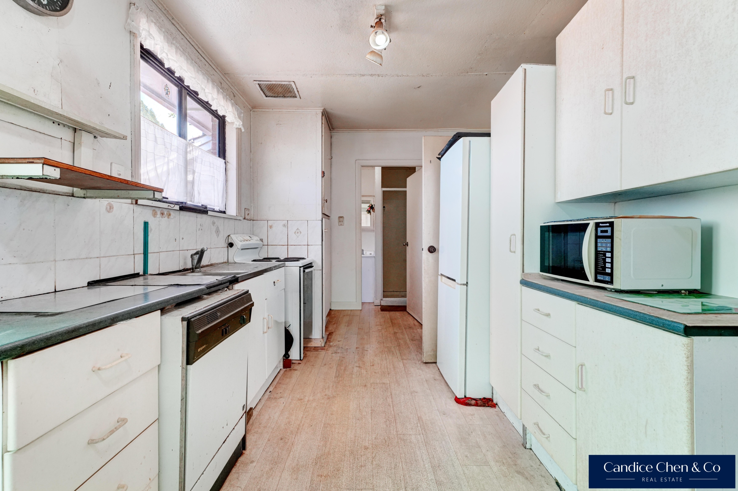 168054012__1763948861-168054012__1760493856-52610-INTERIOR-NEW-8 Overseas Vendor Motivated – Must Sell!
