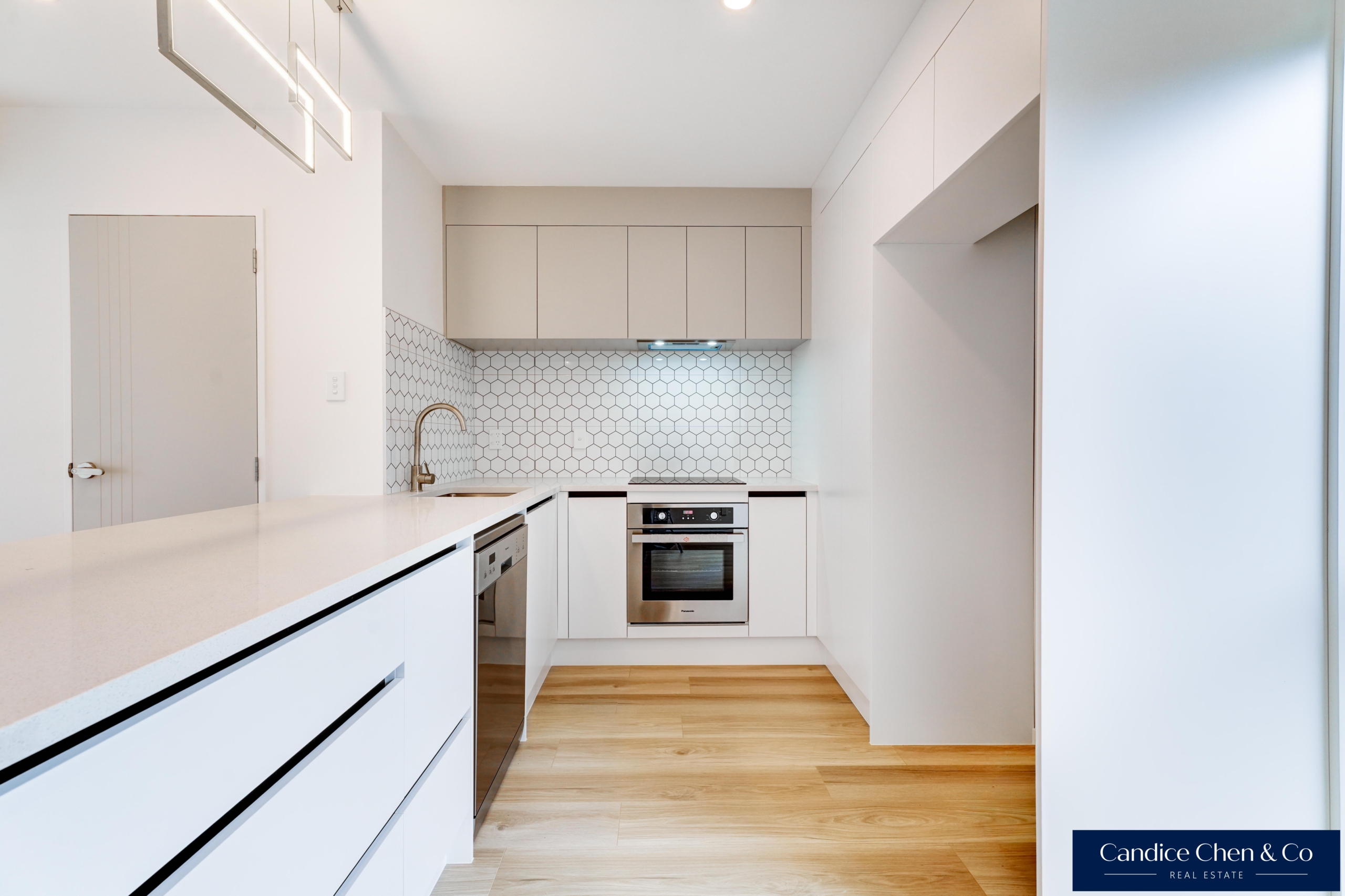 175947238__1763679776-1763612801-12-INTERIOR-4 Stylish, Low-Maintenance Living on Freehold Title