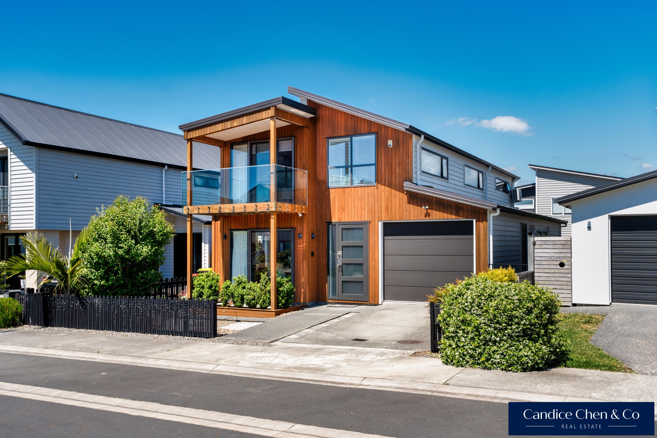 174241654__1769654218-174241654__1762832336-82206-EXTERIOR-2 Walk to the Park