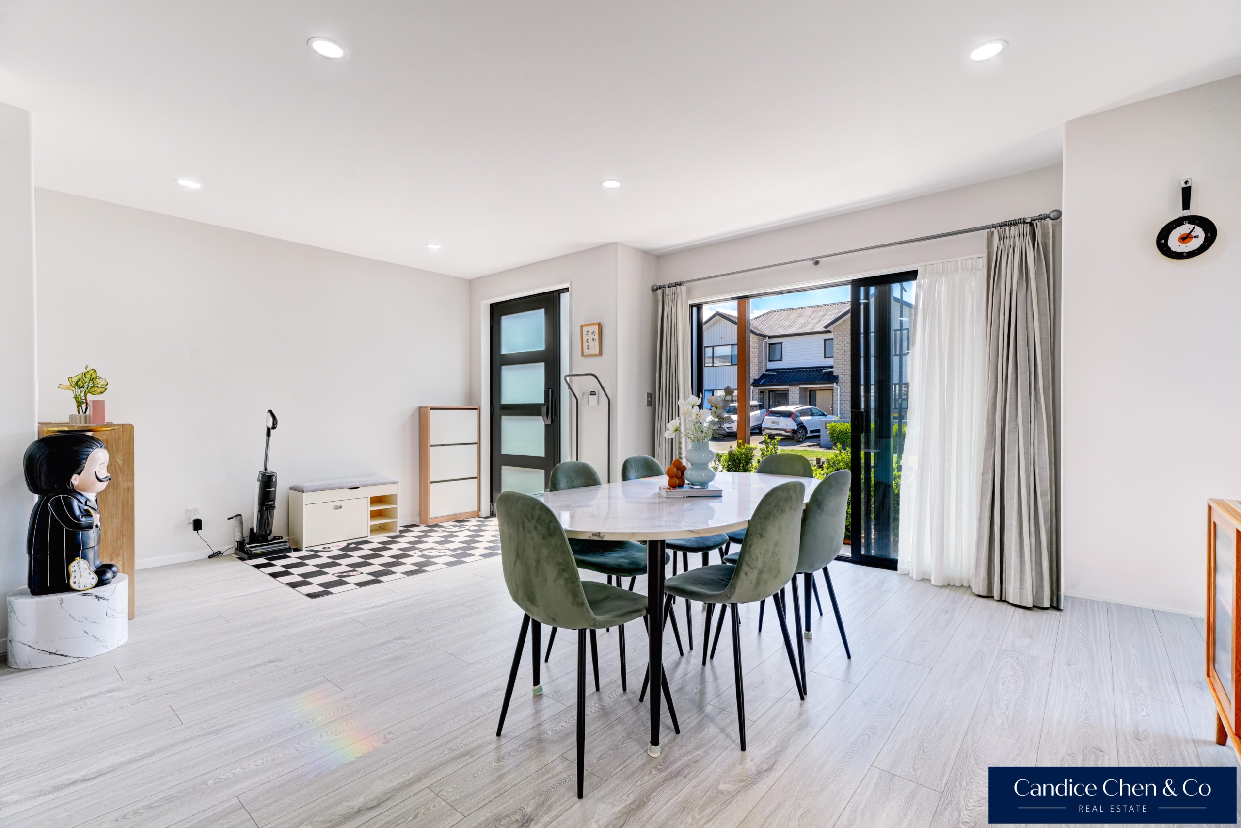174241697__1769654218-174241697__1762832358-82140-INTERIOR-2 Walk to the Park