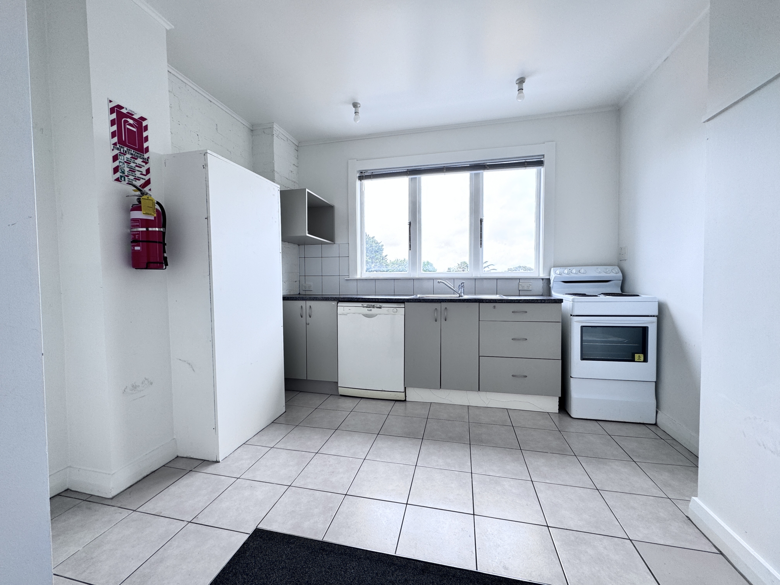 181122359__1766474271-80388-IMG4800 Affordable commerce unit on Dominion Rd