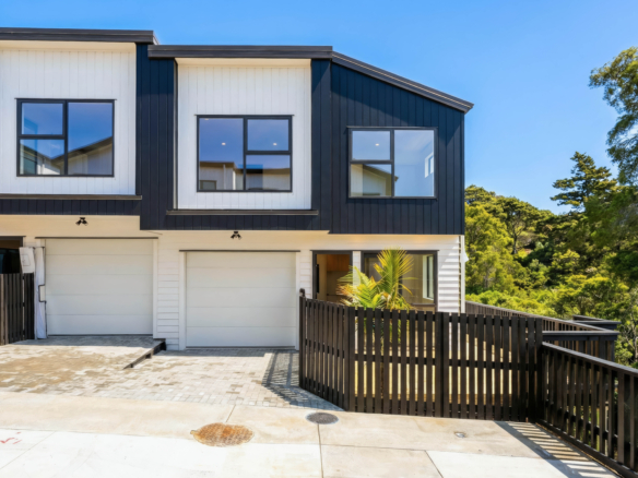 Parkside Duplex Residence With Extra Carpark
