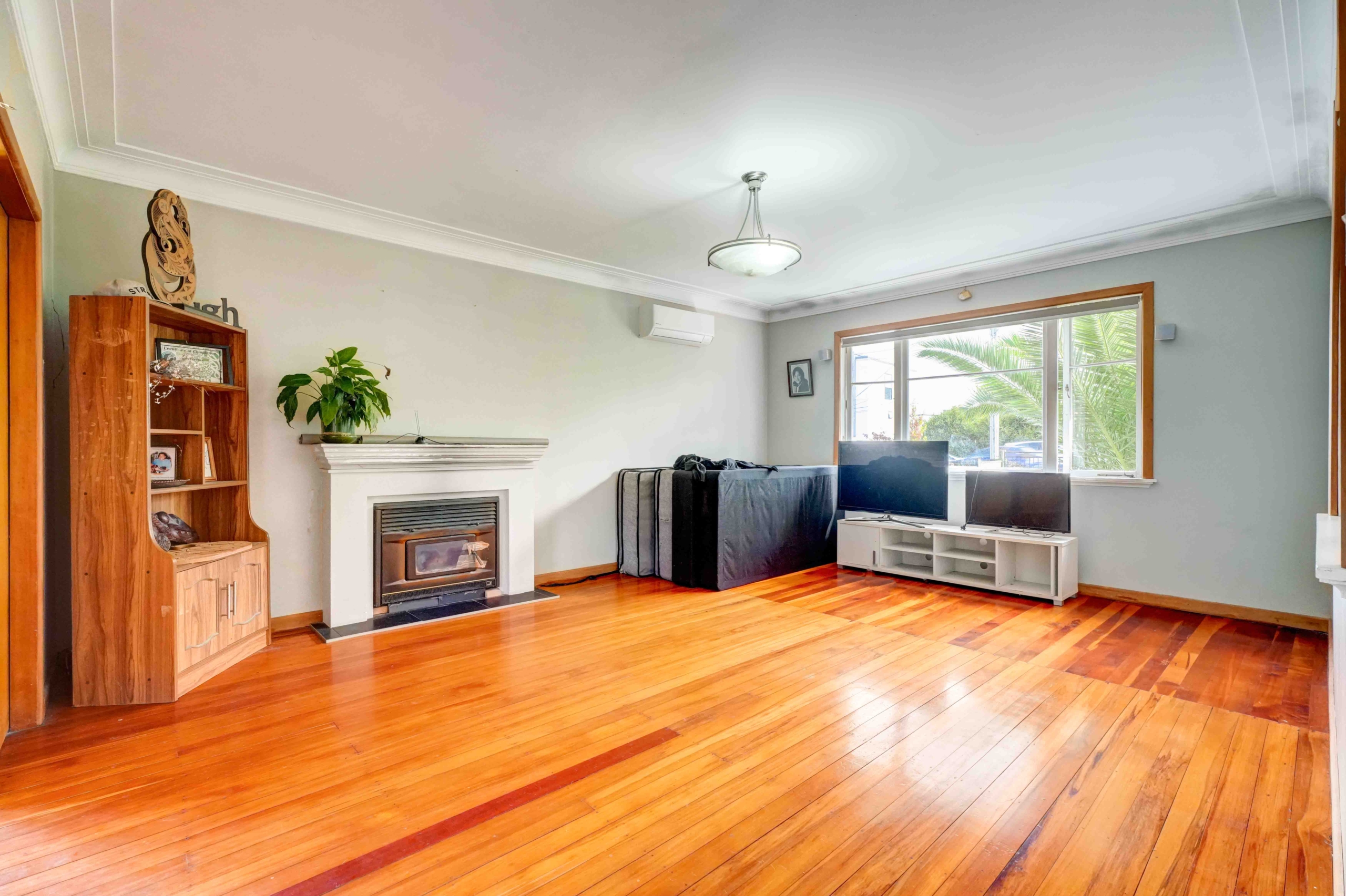 188635189__1771902191-77144-INSIDE1 Serious seller, serious opportunity