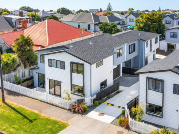 Bordering Royal Oak – Prime Location