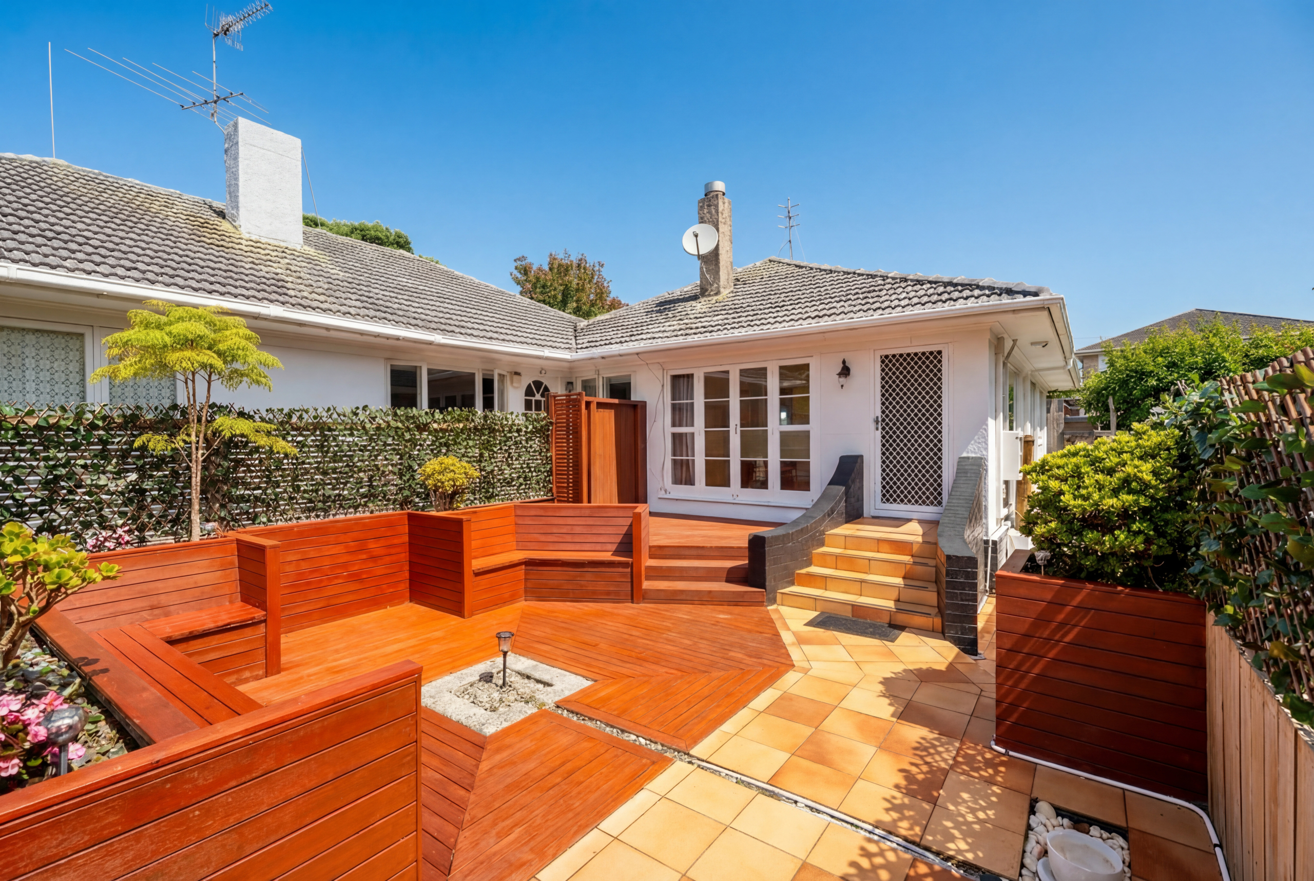 196089187__1775711729-93058-DRONE-4 DGZ Epsom: Sunny Garden, City Convenience