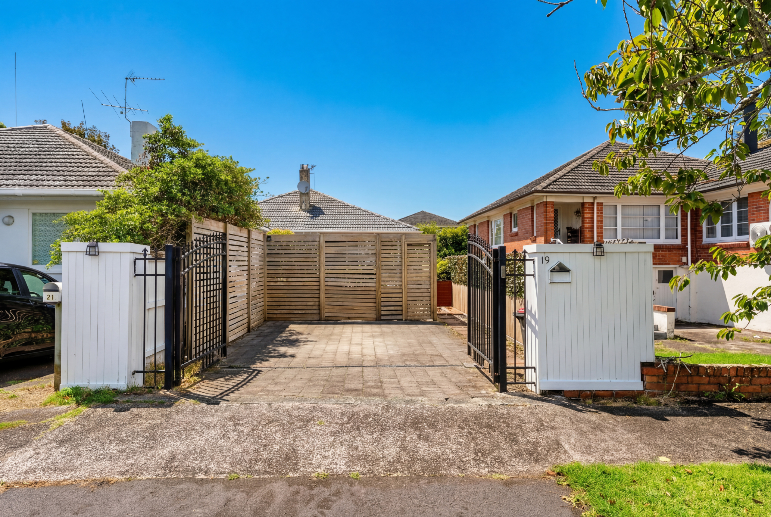 196089195__1775711737-92833-DRONE-6 DGZ Epsom: Sunny Garden, City Convenience