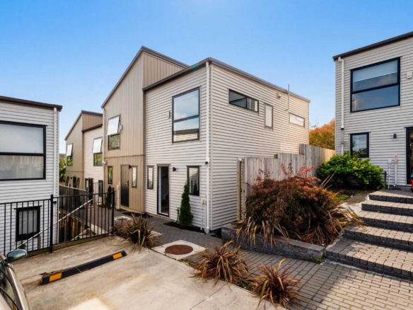 Corner Home- spacious & affordable !