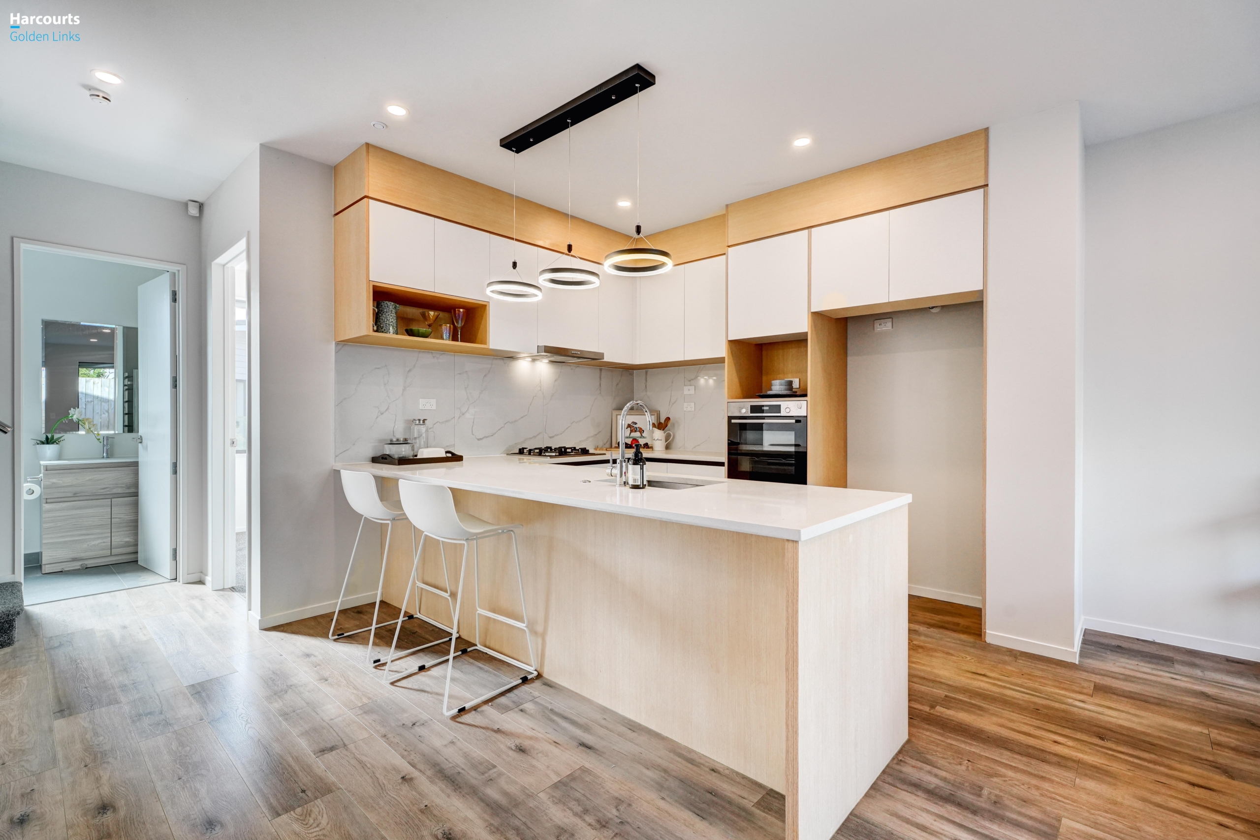 197220403__1778621055-197220403__1776393401-66565-INTERIOR-11 Style, Space & Ultimate Convenience