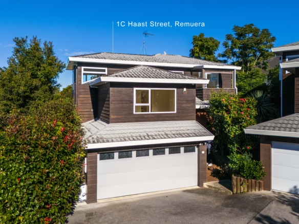 Charming Cedar Home in Ideal Location