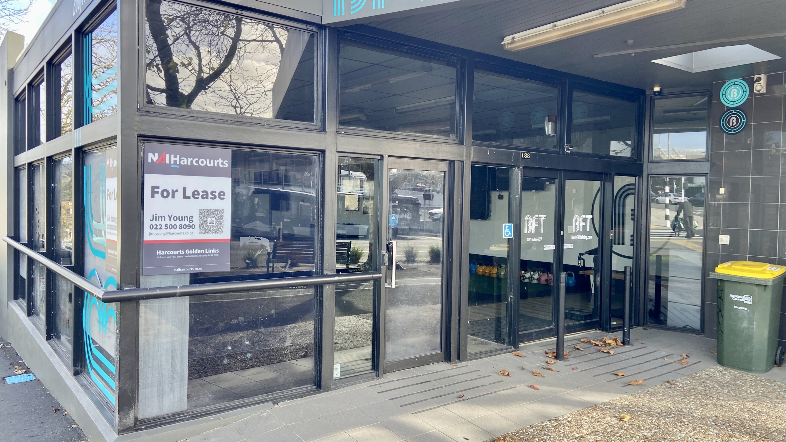 High-Exposure Glen Eden Commercial Space