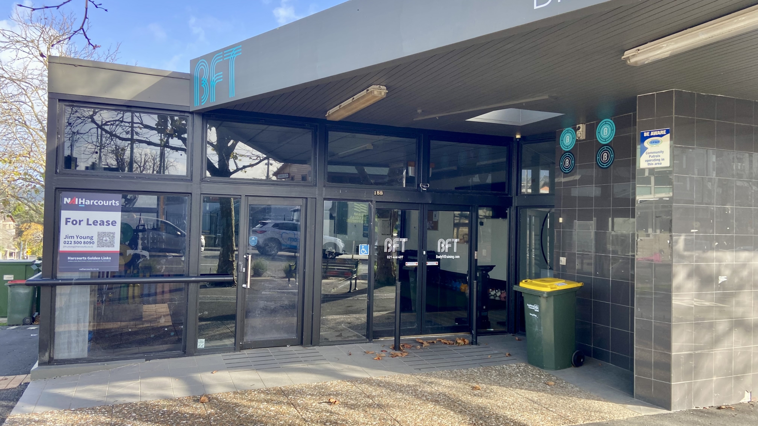 High-Exposure Glen Eden Commercial Space