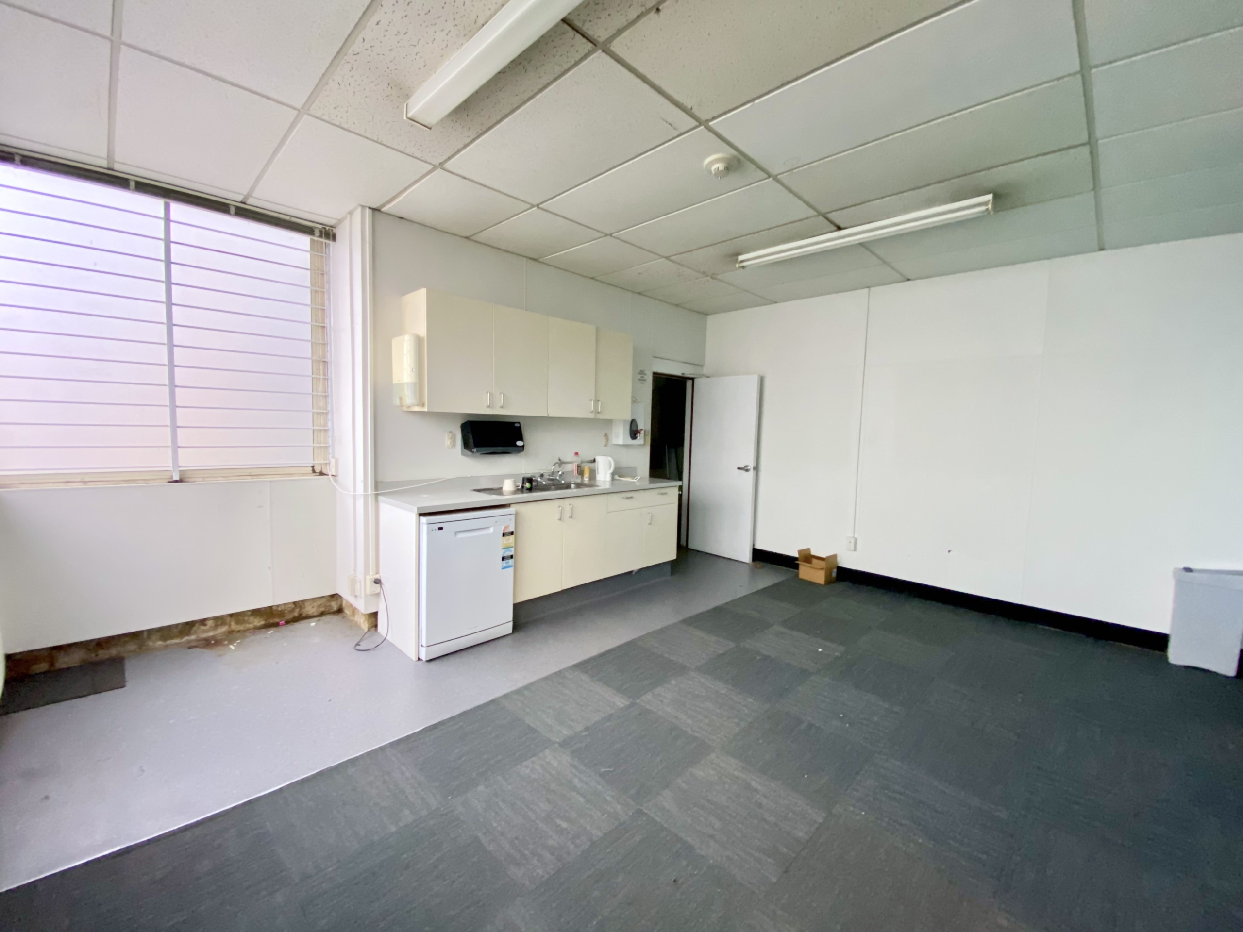 High-Exposure Glen Eden Commercial Space