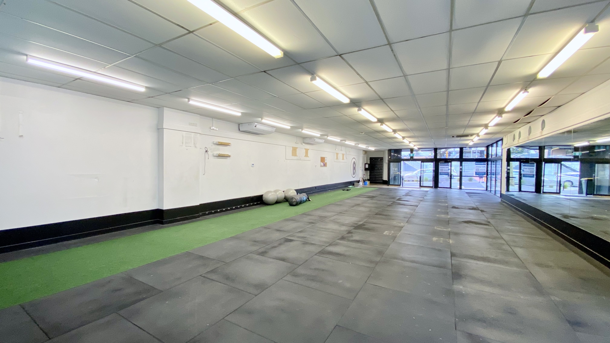High-Exposure Glen Eden Commercial Space