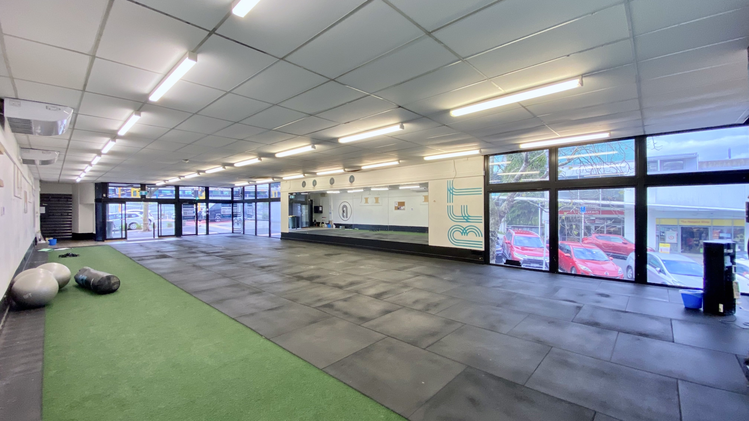 High-Exposure Glen Eden Commercial Space