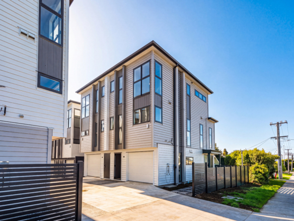 Sunny, Spacious & Corner Hom