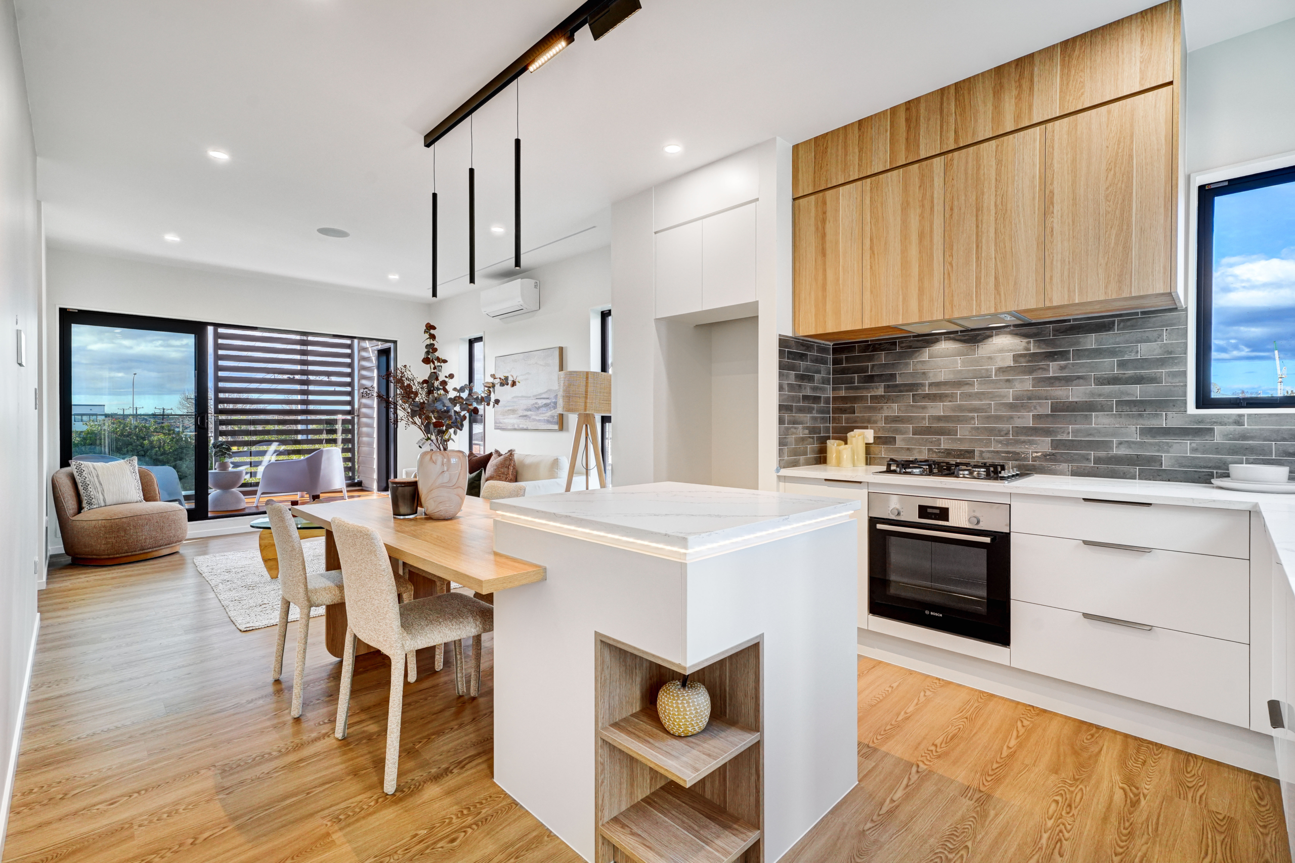 207884292__1782869763-46043-INTERIOR-15 Sunny, Spacious & Corner Hom