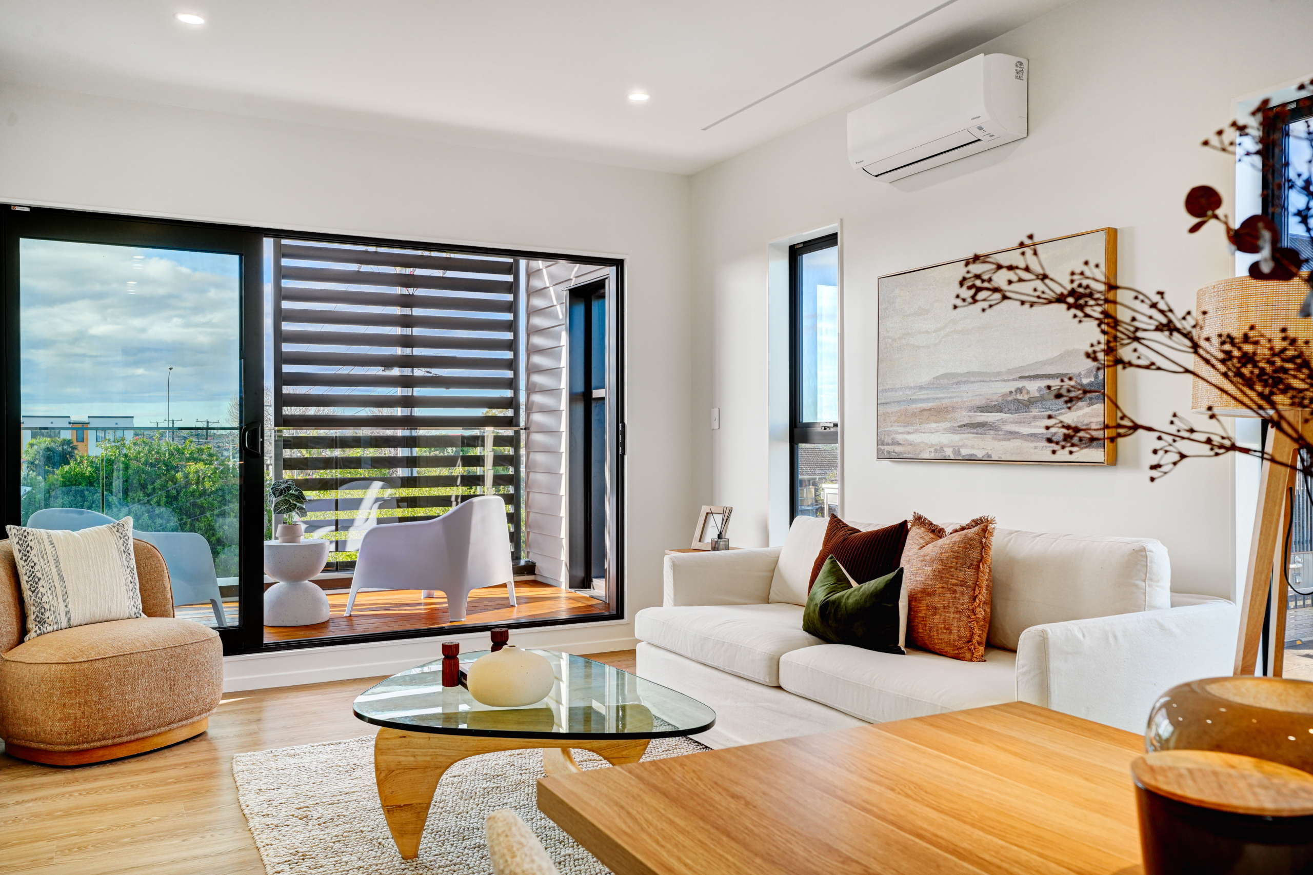 207884309__1782869773-46095-INTERIOR-17 Sunny, Spacious & Corner Hom