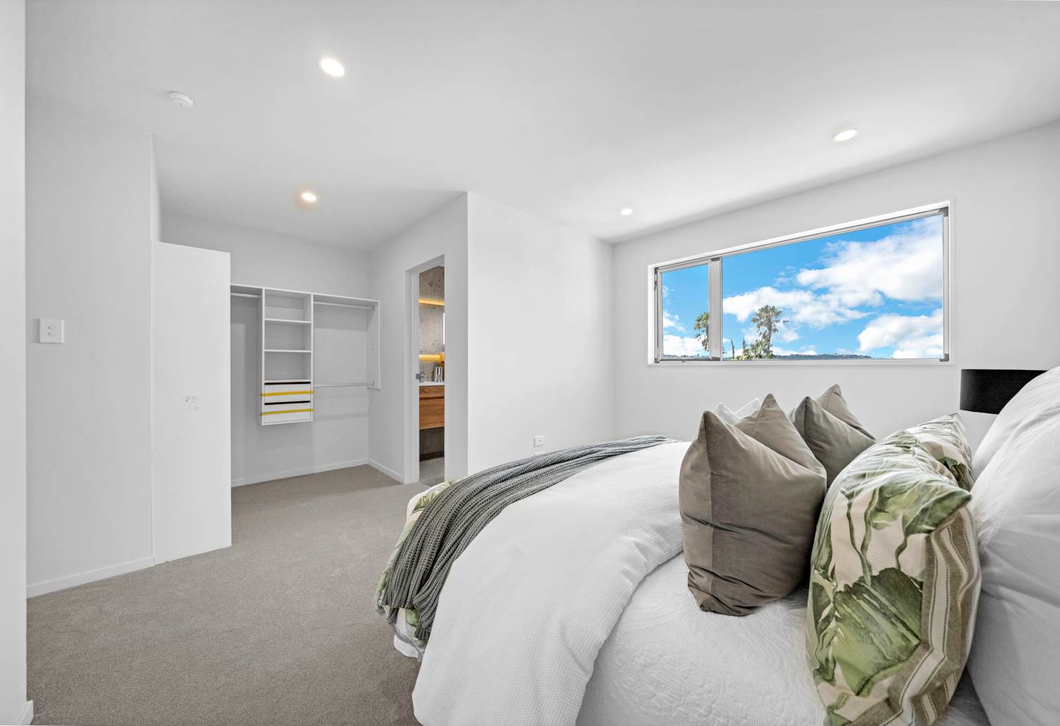 Sea Views | Master Build | Walk to Waterfront