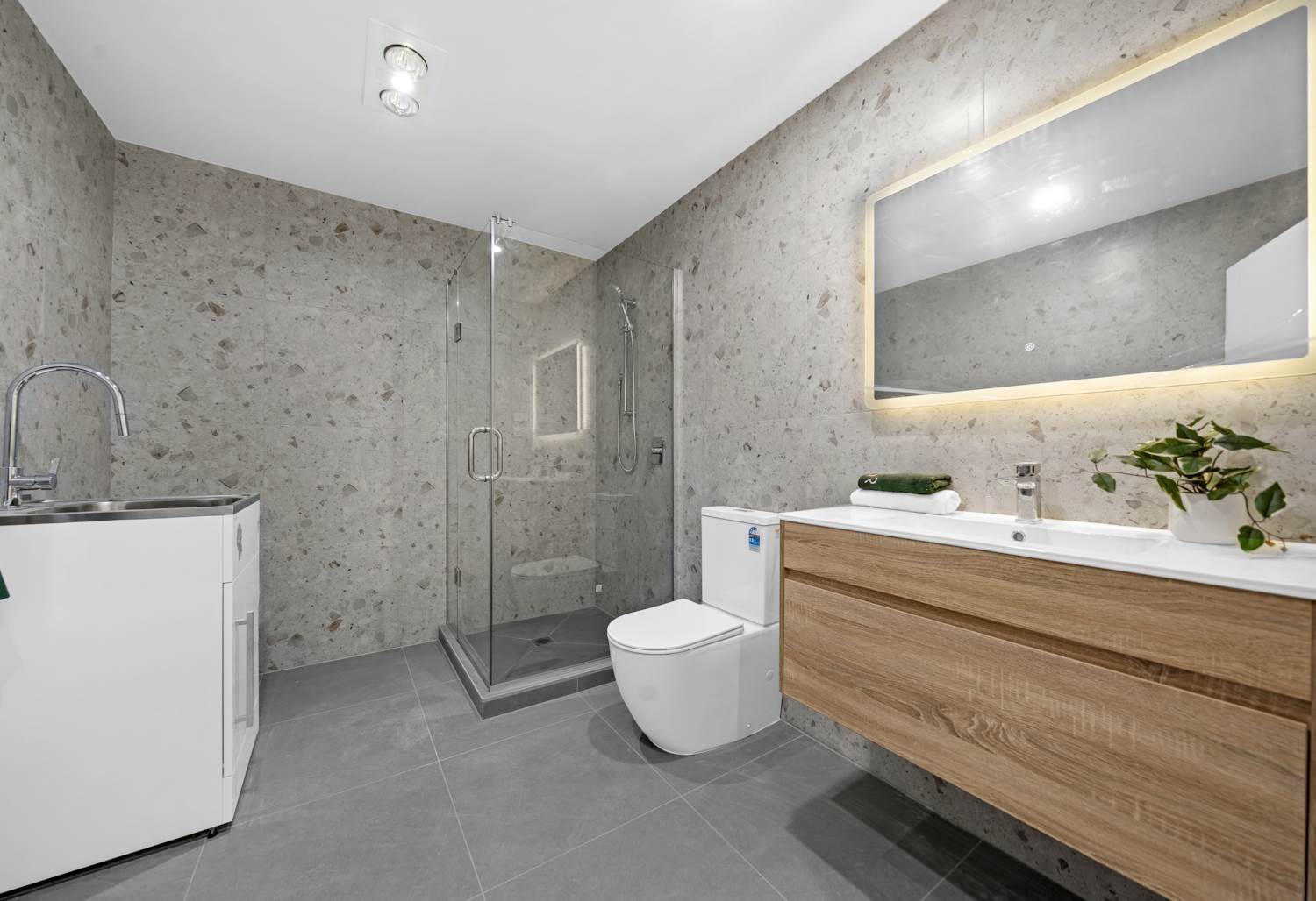Sea Views | Master Build | Walk to Waterfront