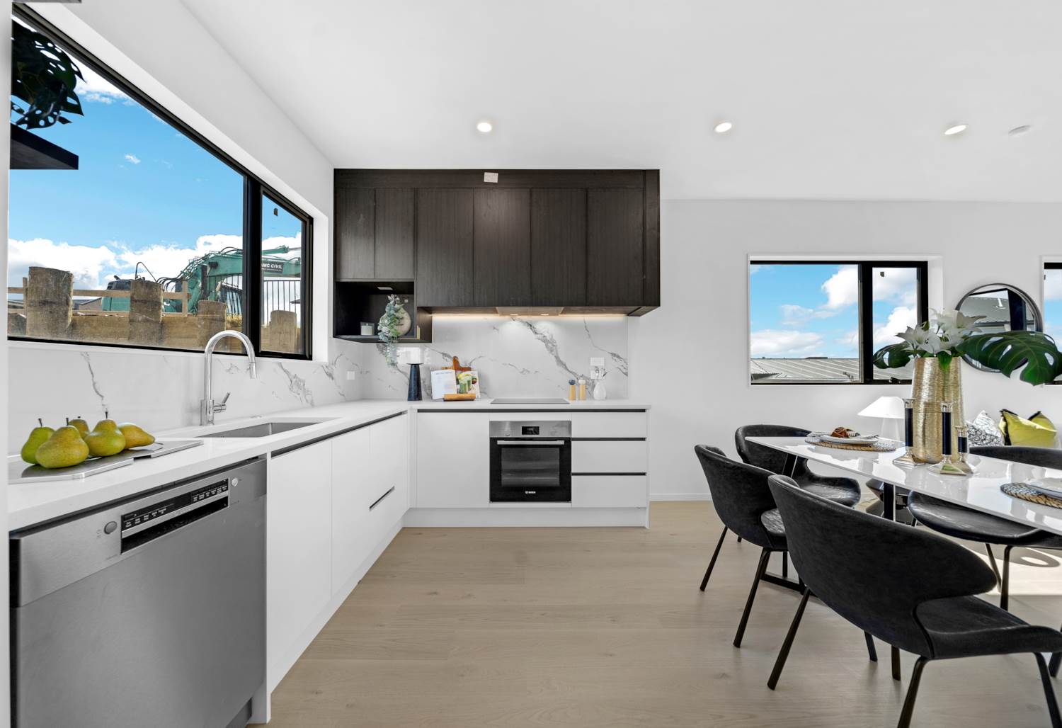 Sea Views | Master Build | Walk to Waterfront