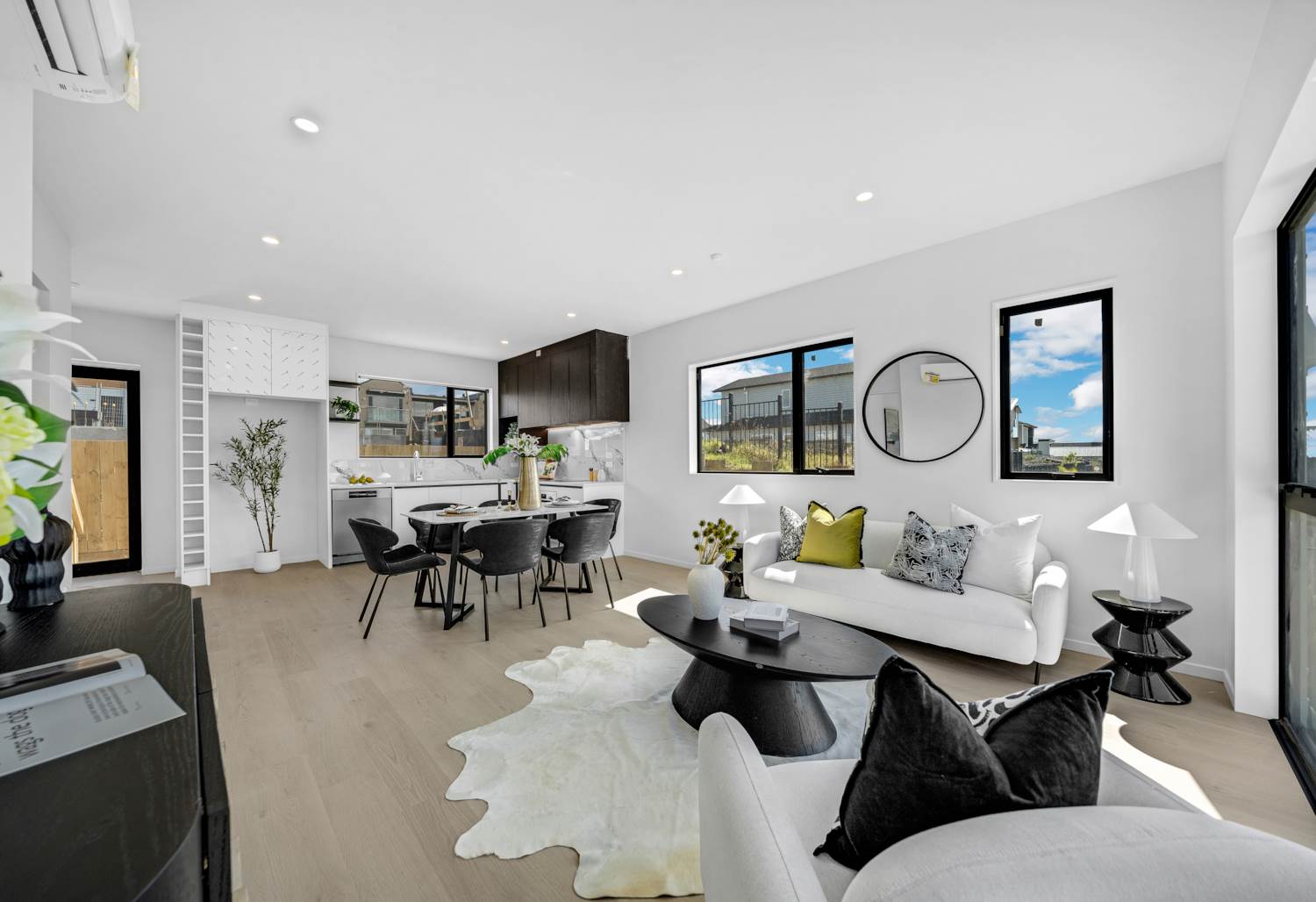 Sea Views | Master Build | Walk to Waterfront