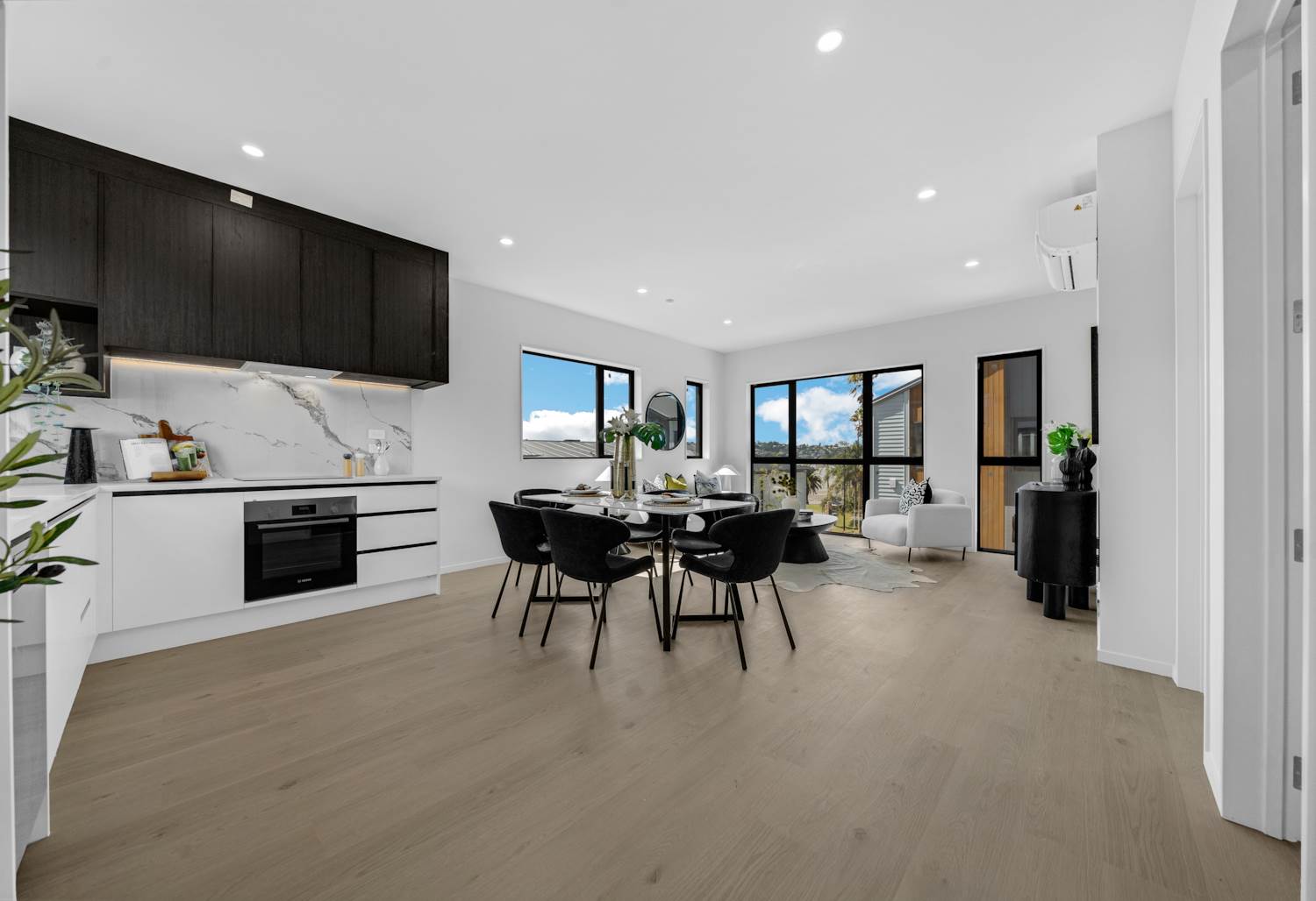 Sea Views | Master Build | Walk to Waterfront