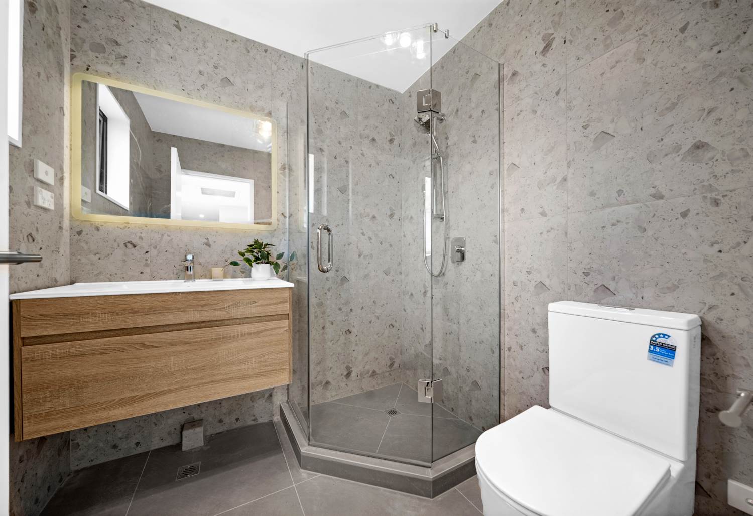 Sea Views | Master Build | Walk to Waterfront