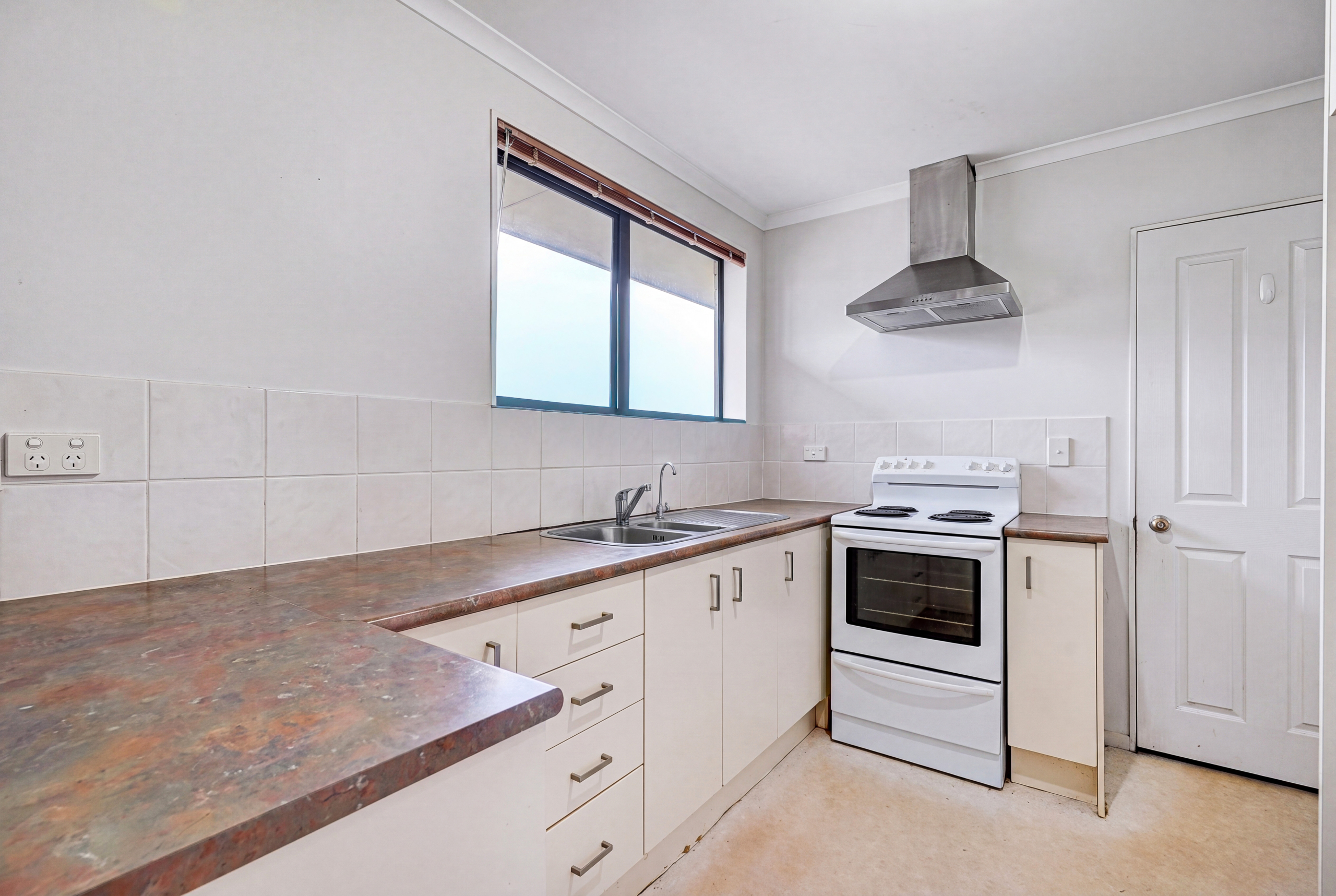 209647798__1784082708-240214-INTERIOR-1 Urgent Sale- Bring your Offers | Brick-Tile