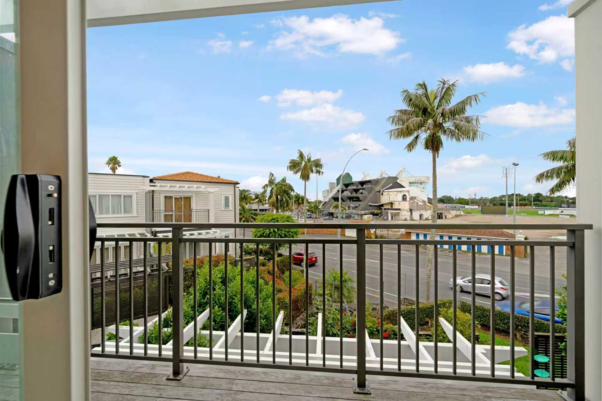 209941895__1784245127-36368-35e3d9945b8f9159844c231481c1fa57 Modern Epsom Living – Prime Location