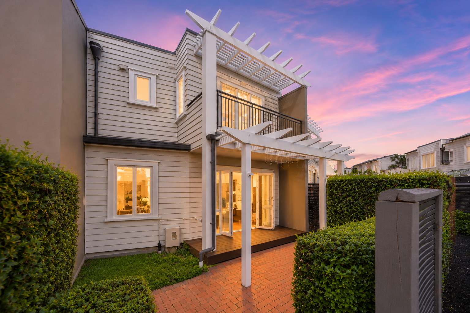 210554812__1784623747-116186-REM8TTS Modern Epsom Living – Prime Location