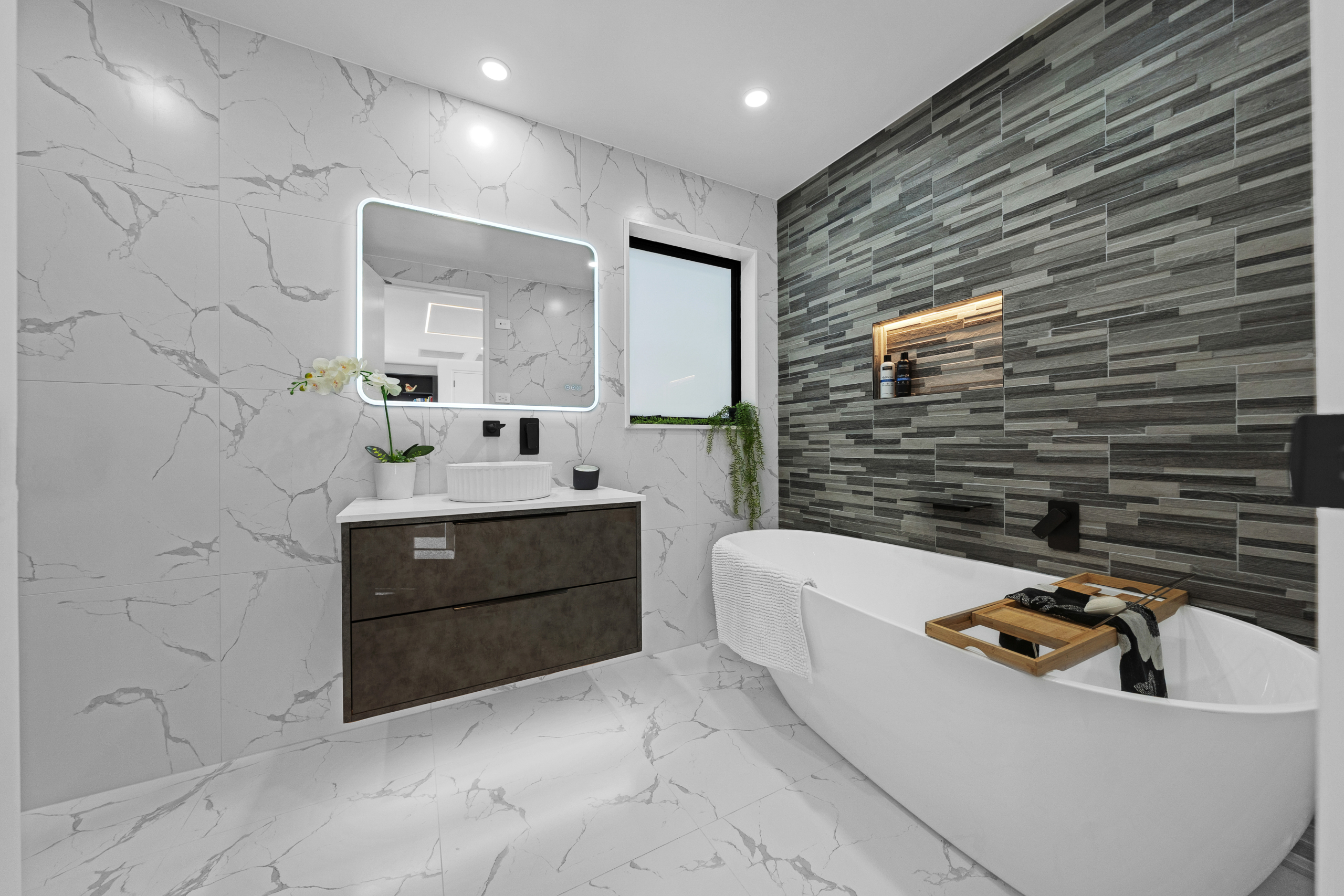 215697246__1787483986-143388-Photos62 Modern Elegance & Exceptional